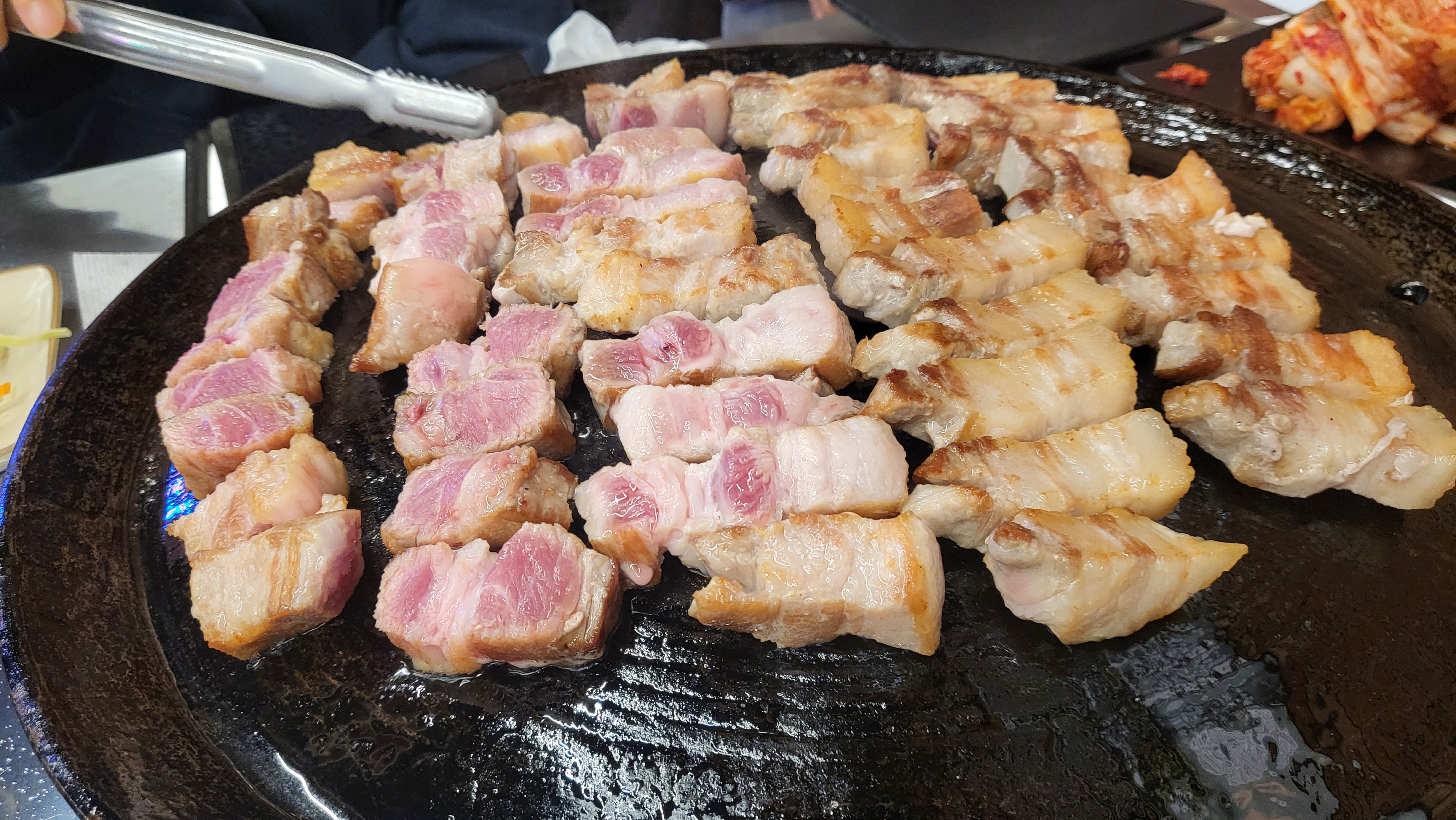 가족들이랑 맛있는 고기 먹으러 왔어요~ 모두 배부르게 잘 먹고 부모님들도 맛있게 드셔주셔서
