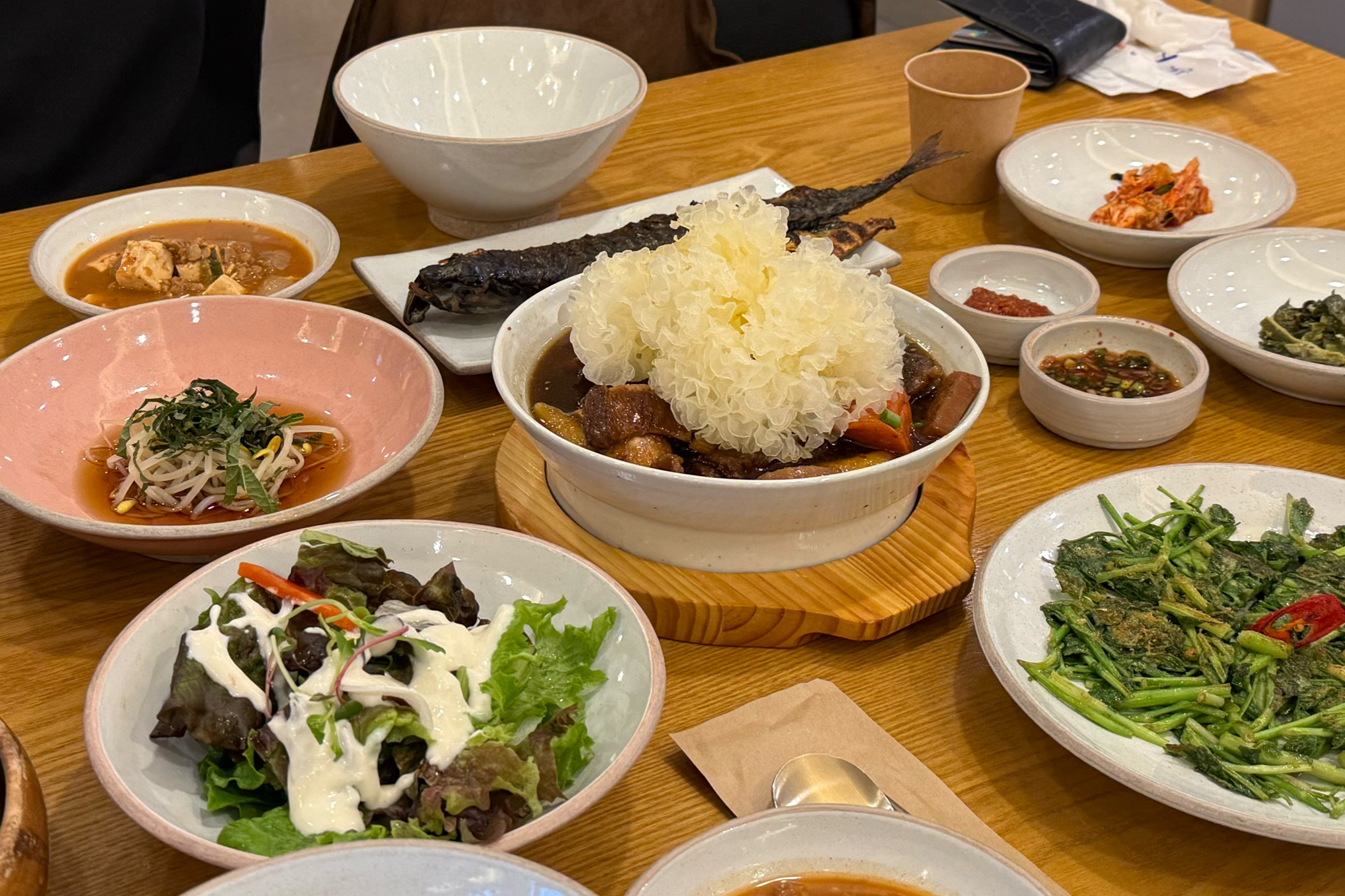 웨이팅하는데 어르신들 모시고 온 가족분들이 많아서 믿음직한 맛집 느낌이 나서 시간 가는 줄