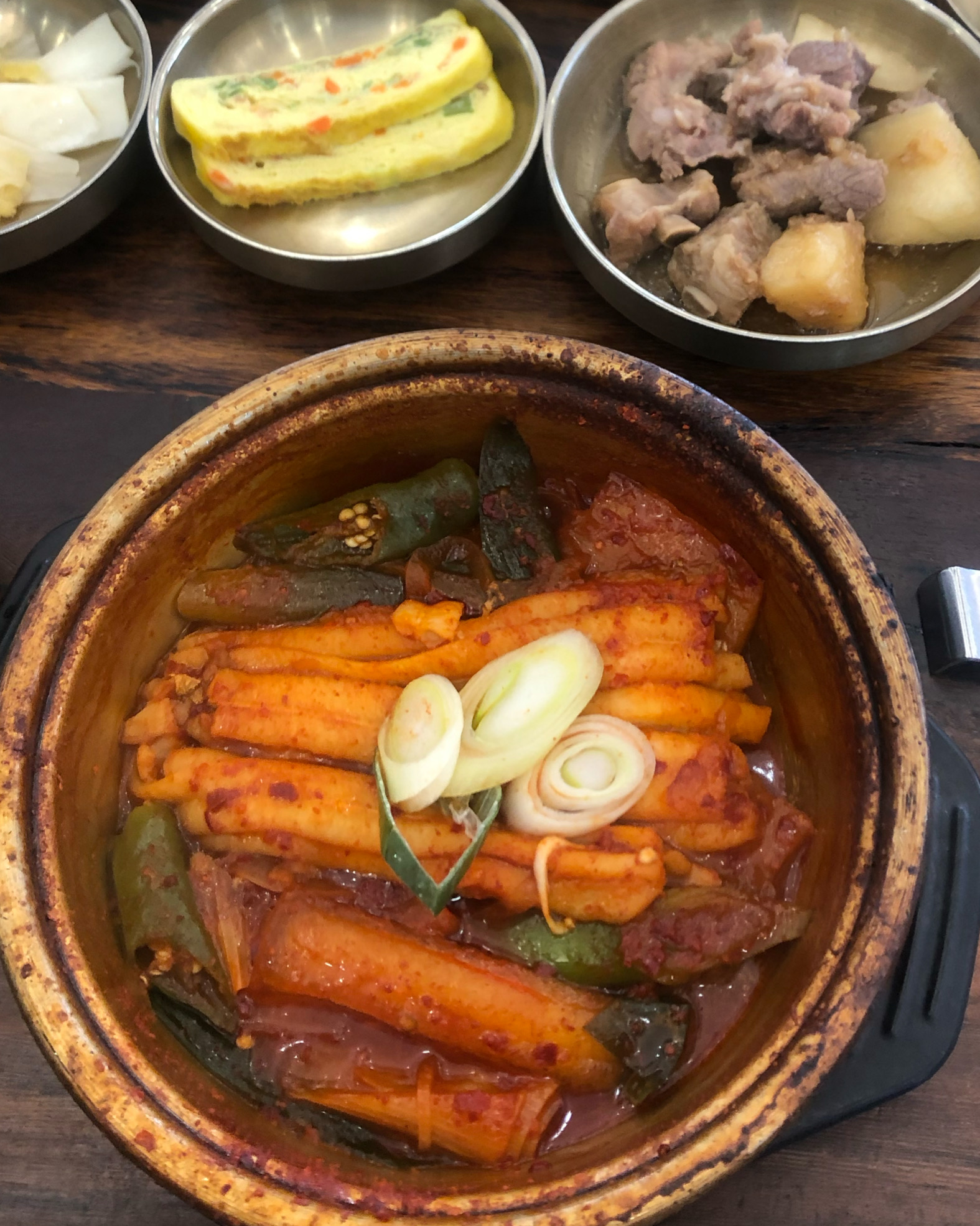 제주공항 근처 갈치 맛집 찾다가 우연히 찾은 곳인데 너무 가깝고 창밖 뷰도 너무 이뻐요!