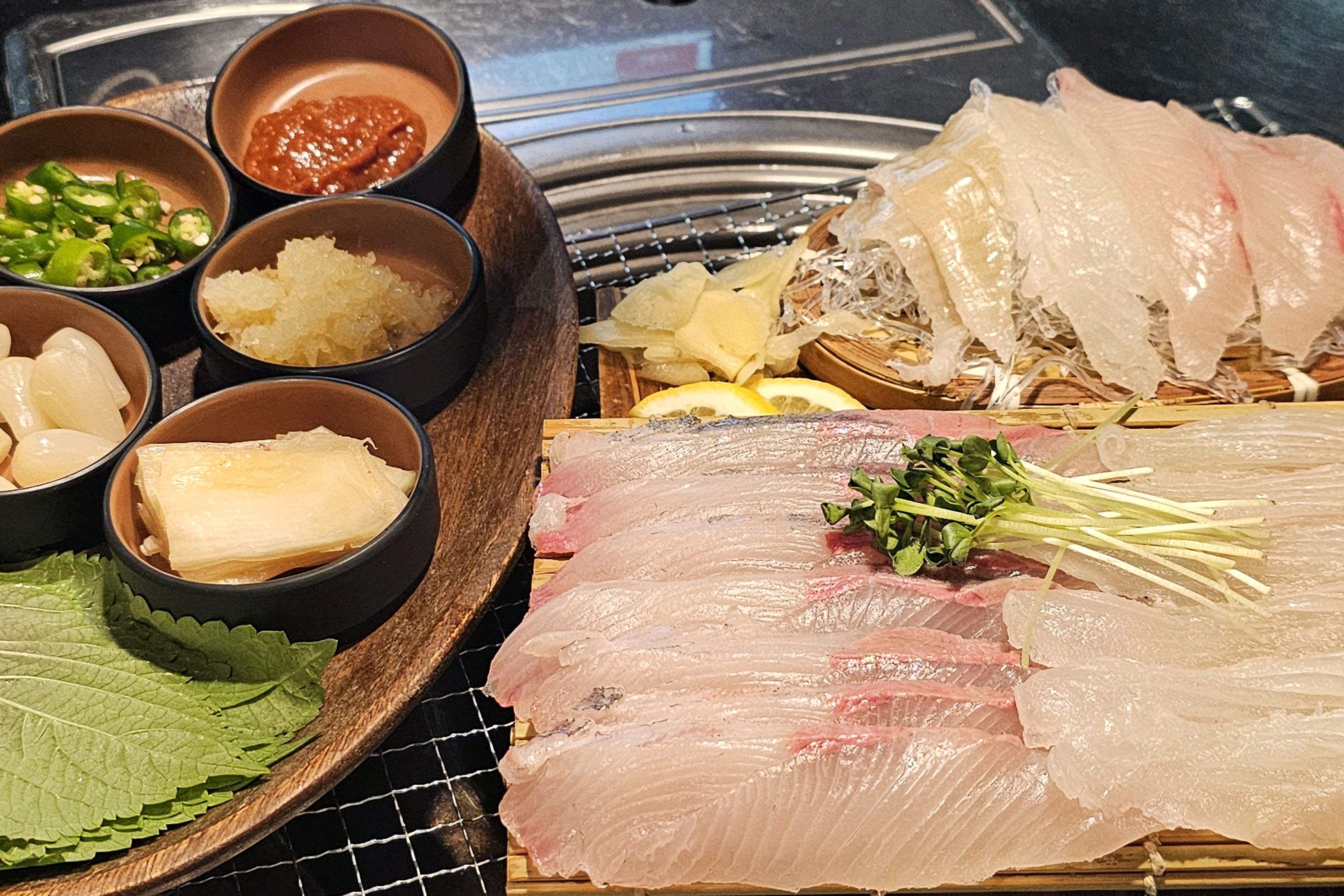 와 회 너무너무 맛있고 뷰 너무 예쁘고 식당 내외부도 너무 예뻐요ㅠㅠㅠ 감성너무맘에들어오 