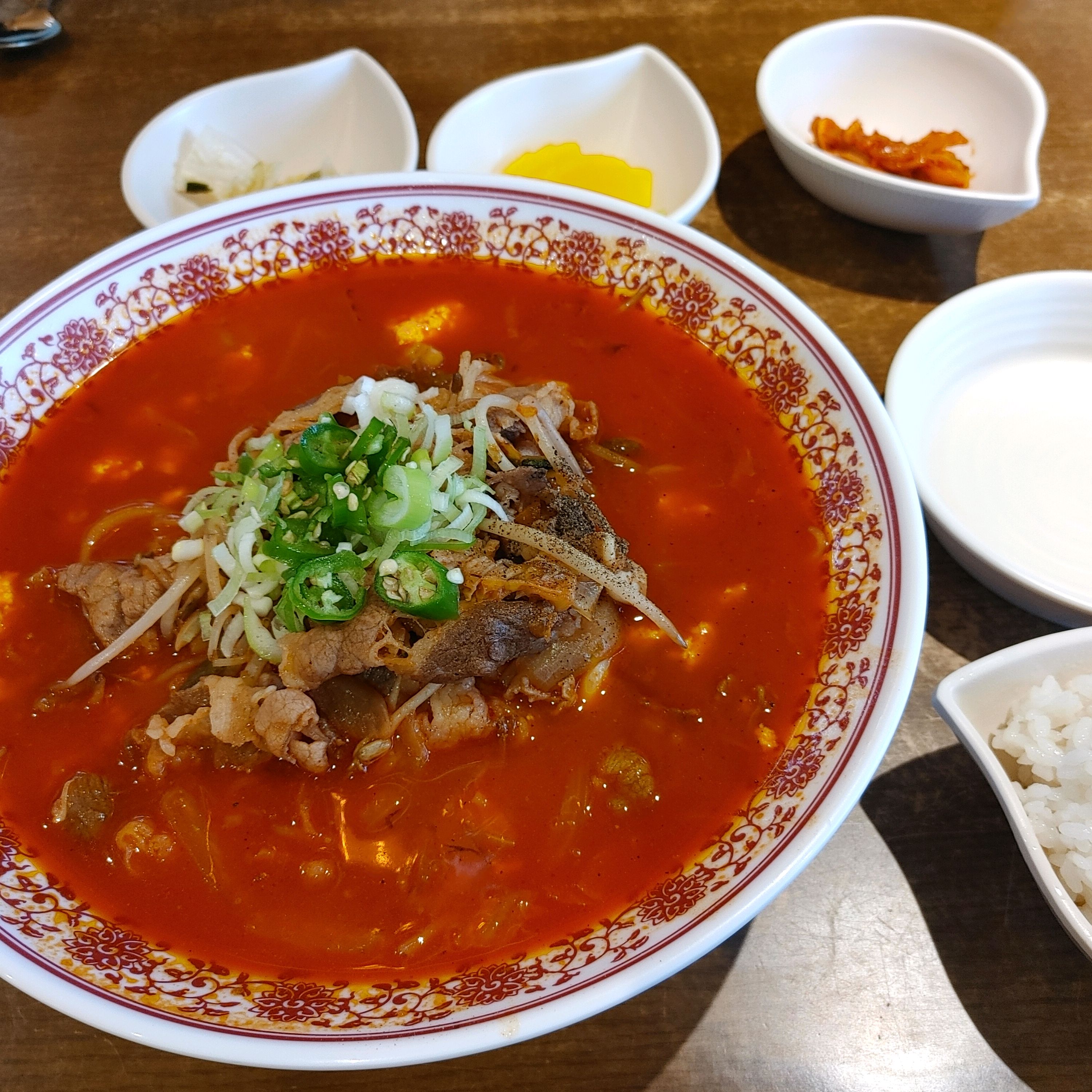 완전 맛있어요!! 차돌짬뽕인데 느끼하지 않고 담백한 국물이 최고입니다. 탕수육도 쫀쫀하니
