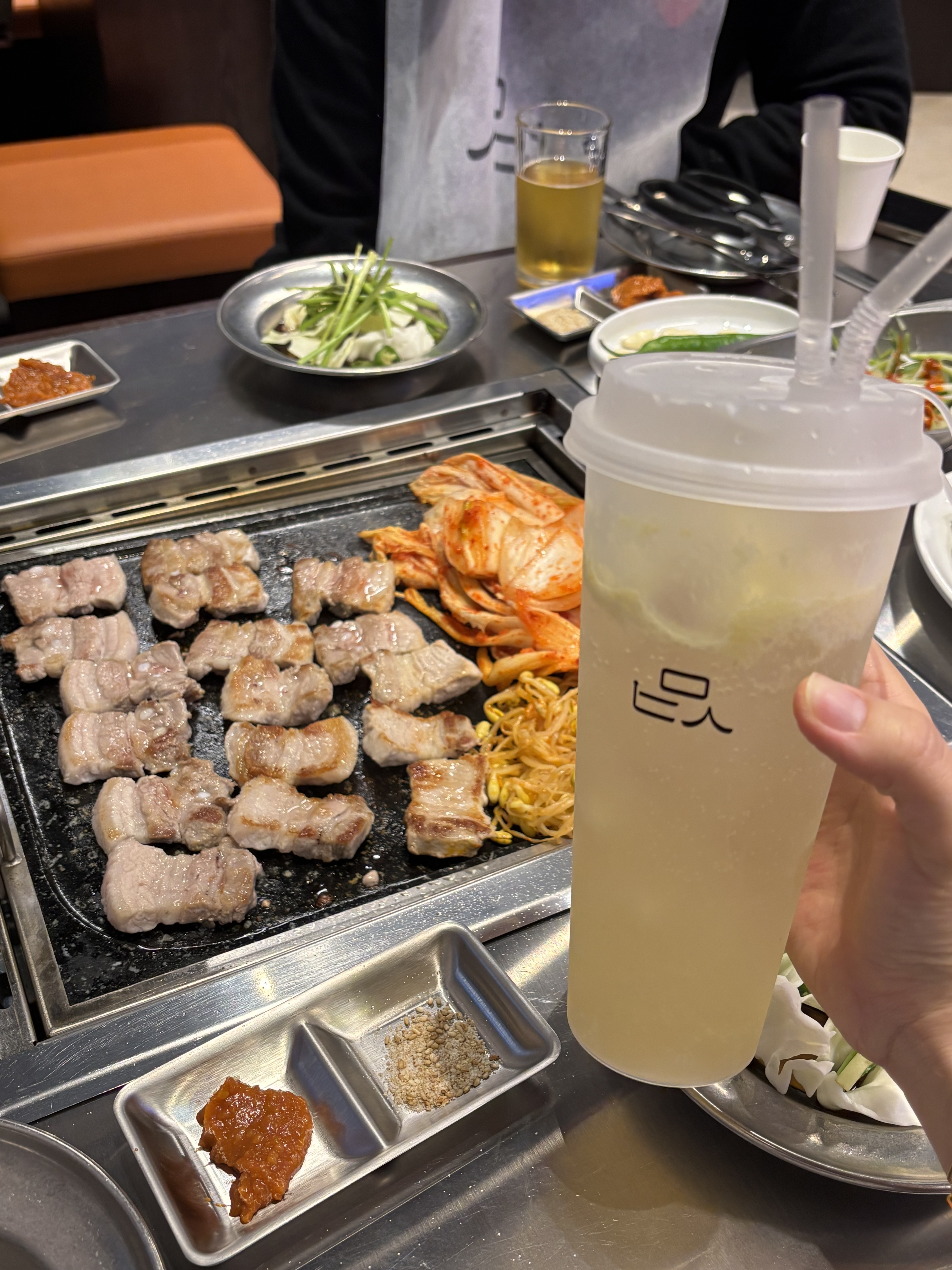 매장이 깔끔하고 분위기가 힙하네요ㅎ 직원분들 친절하시고 고기도 맛있게 잘 먹었어요 ㅎㅎ - 불당동 맛집 민돈사 본점