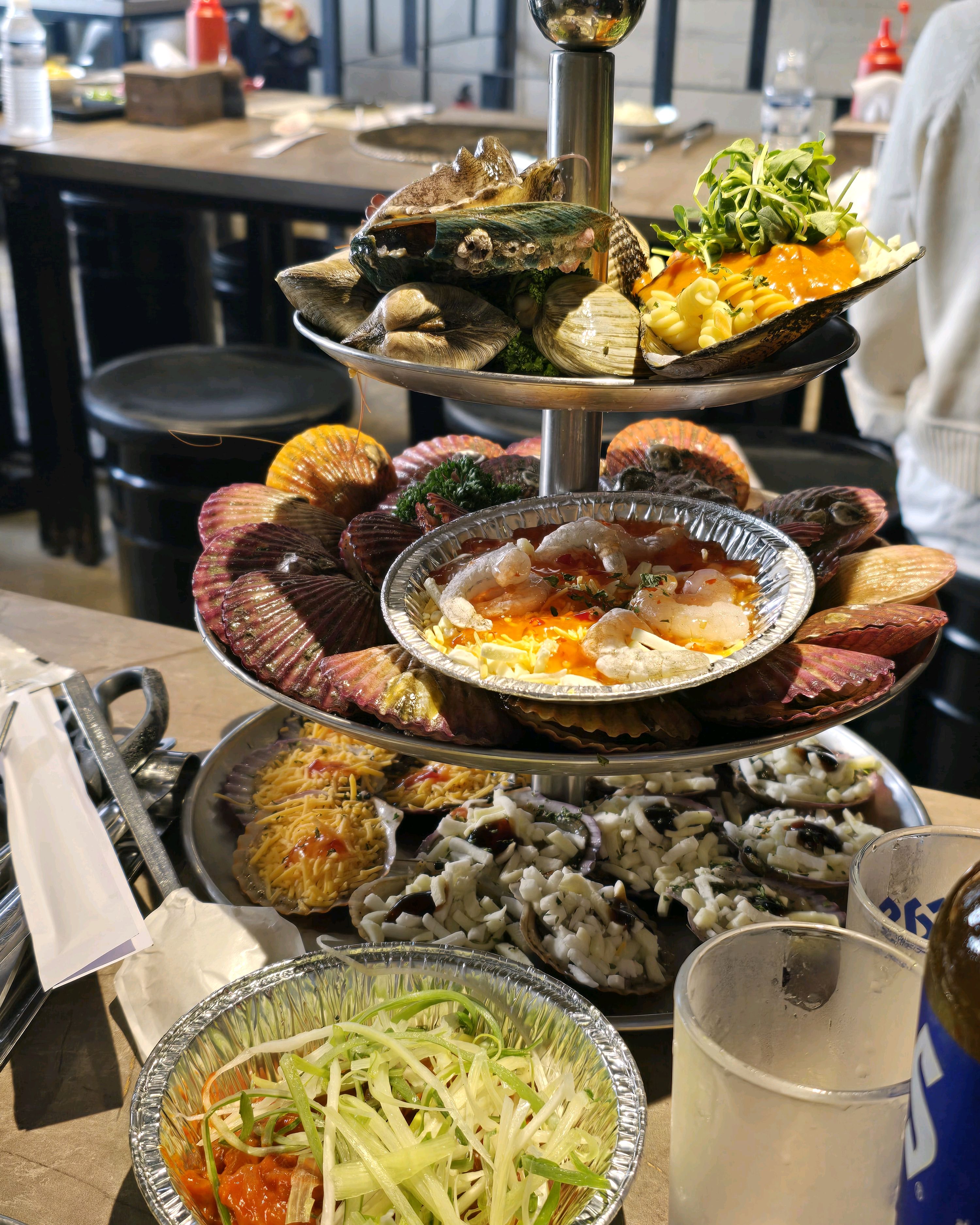 재료가 신선해서 계속 눈앞에서 움직이고 정말 맛있습니다. - 인천 맛집 청춘조개 월미도직영점