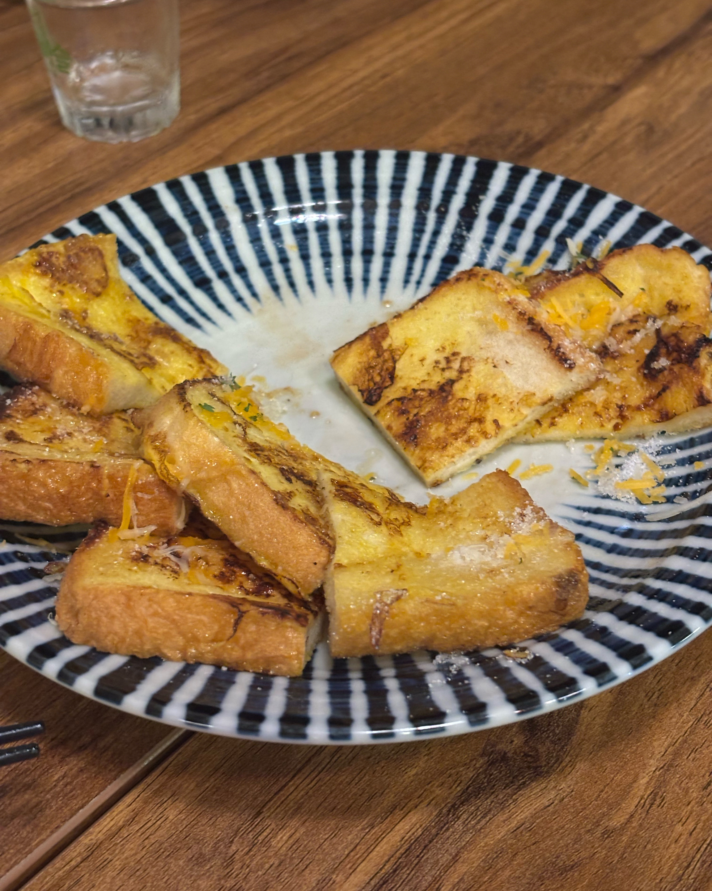 여기 토스트가 정말 맛있습니다.. 저희가 이번엔 좀 취해서 다음에 오면 많이 시켜먹겠습니다