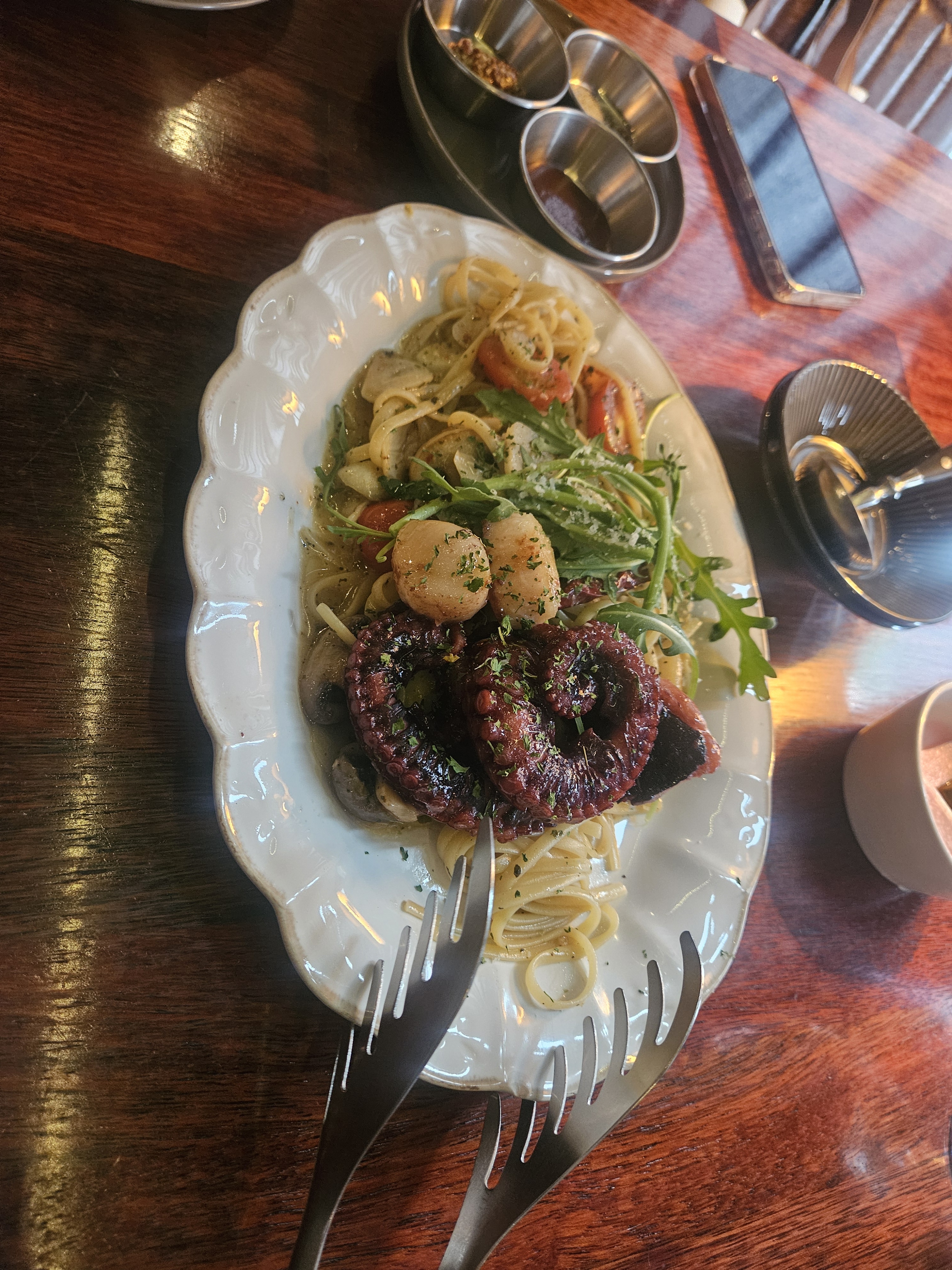 재료가 신선하고 음식이 너무 맛나네요:] 직원분들도 다 친절하시고 좋습니다. 데이트하기 너