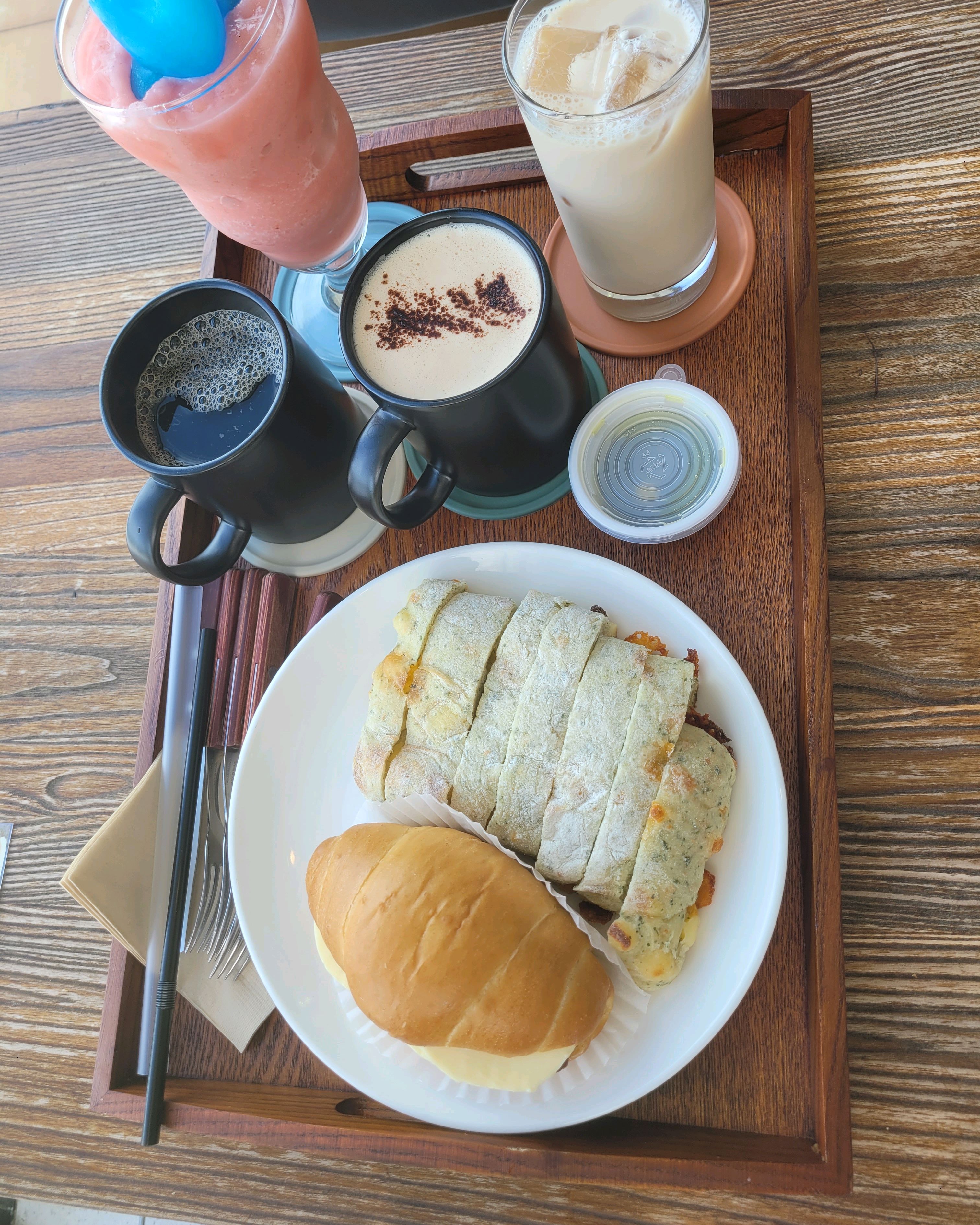 뷰도 좋고 아늑해요~ 바다 앞이라 야외에서 커피마시며 즐길 수 있어요~ - 제주 맛집 아라파파북촌 세화구좌김녕종달리코난비치 도민현지인점심동쪽