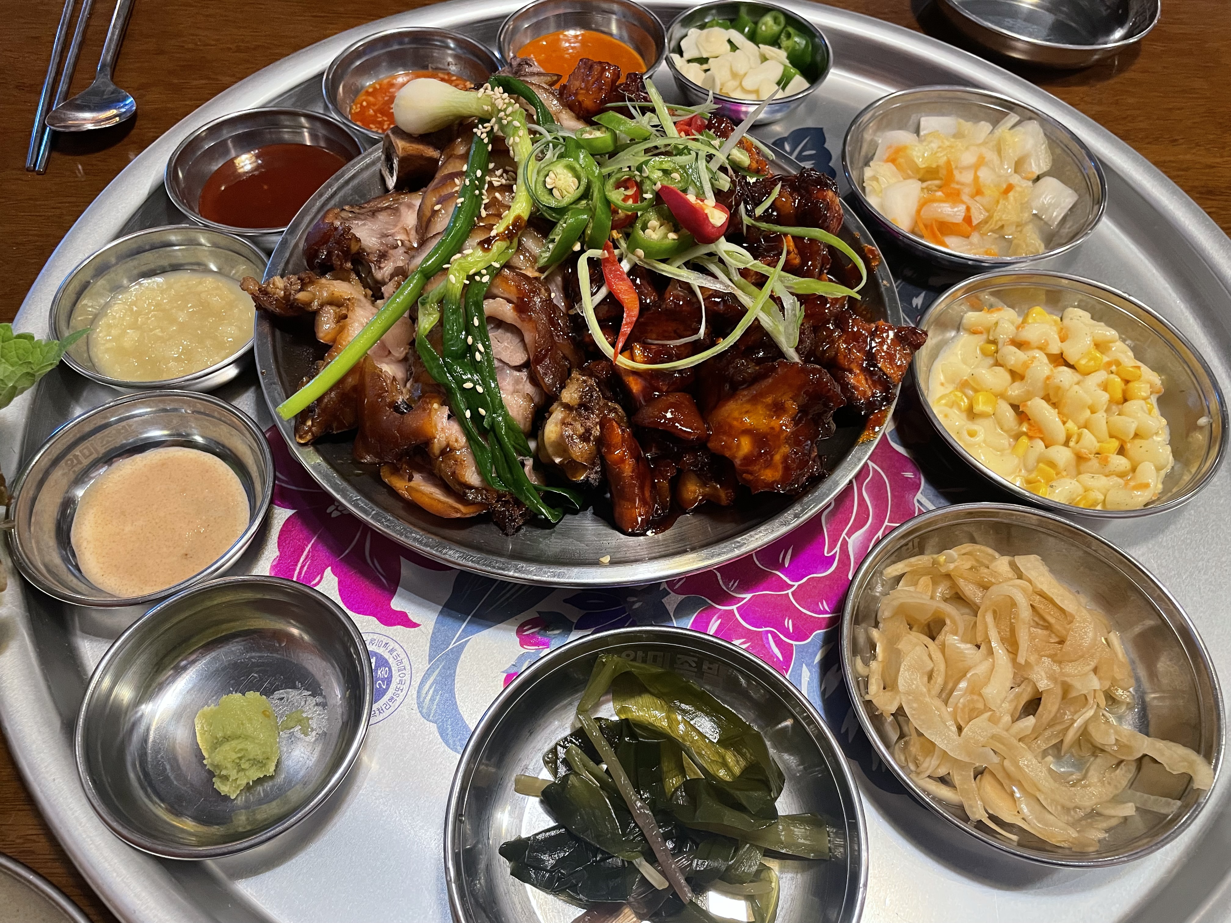 양도 많고 족발이 촉촉하고 반질반질반지니니니니ㅣ니질하면서 맛있었어요! 집 가까이에 이런 맛