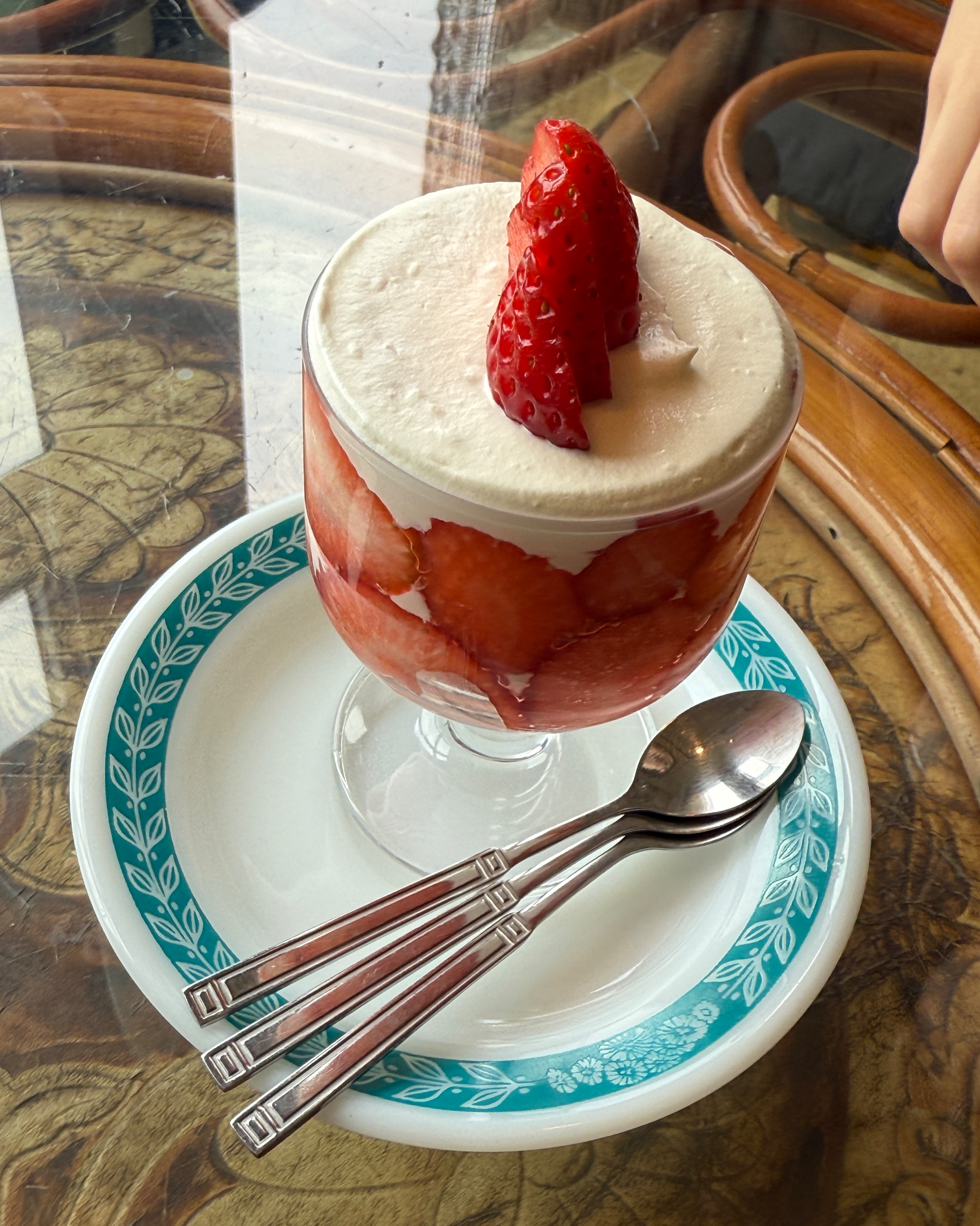 오션뷰 아기자기한 카페에요. 빈티지한 소품들도 많아요. 지하 자리에서도 바다보이고 구경할 