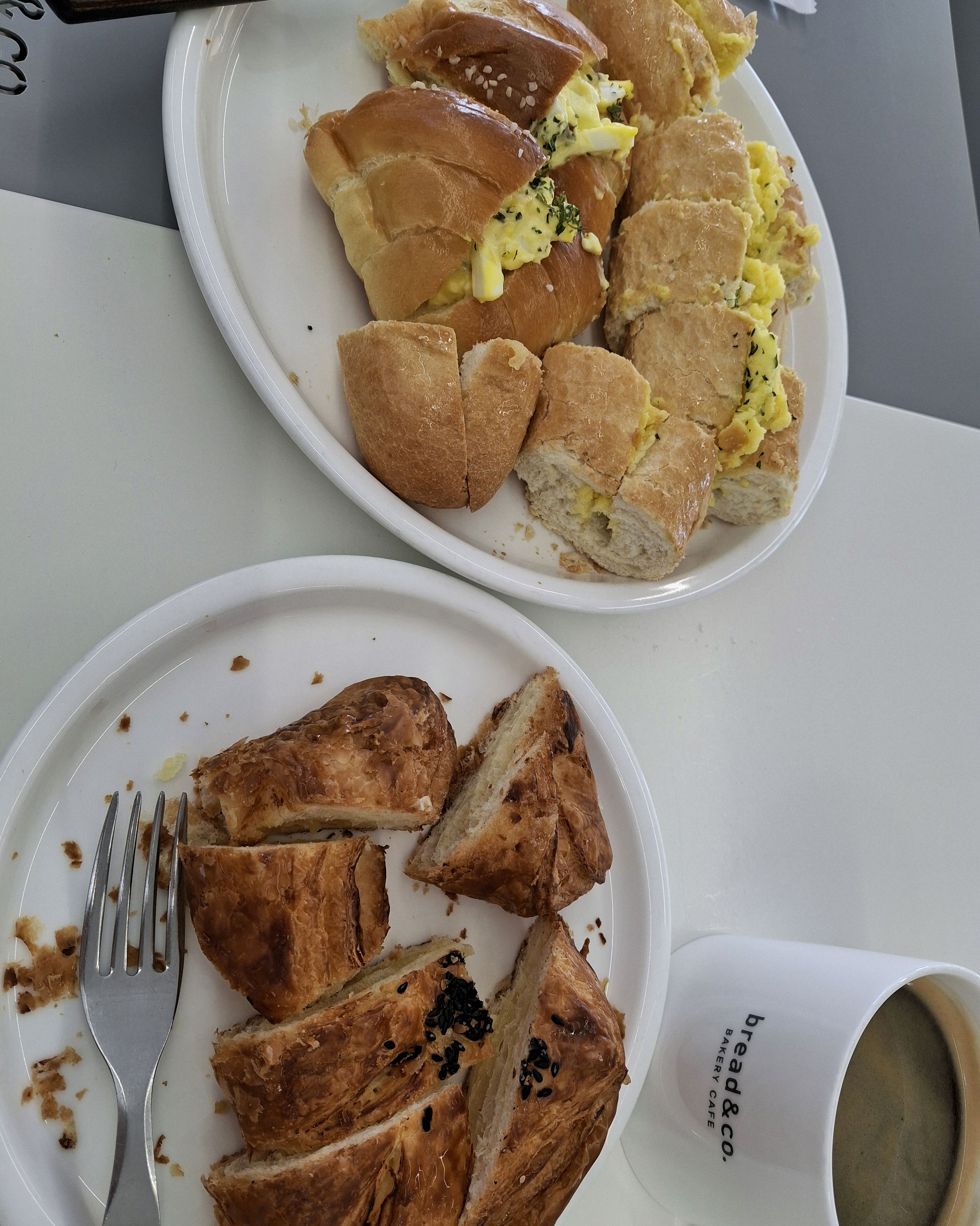 커피랑 빵이 맛있어서 자주 옵니다. 오션뷰도 너무 좋구요. - 인천 맛집 브레댄코 월미도점