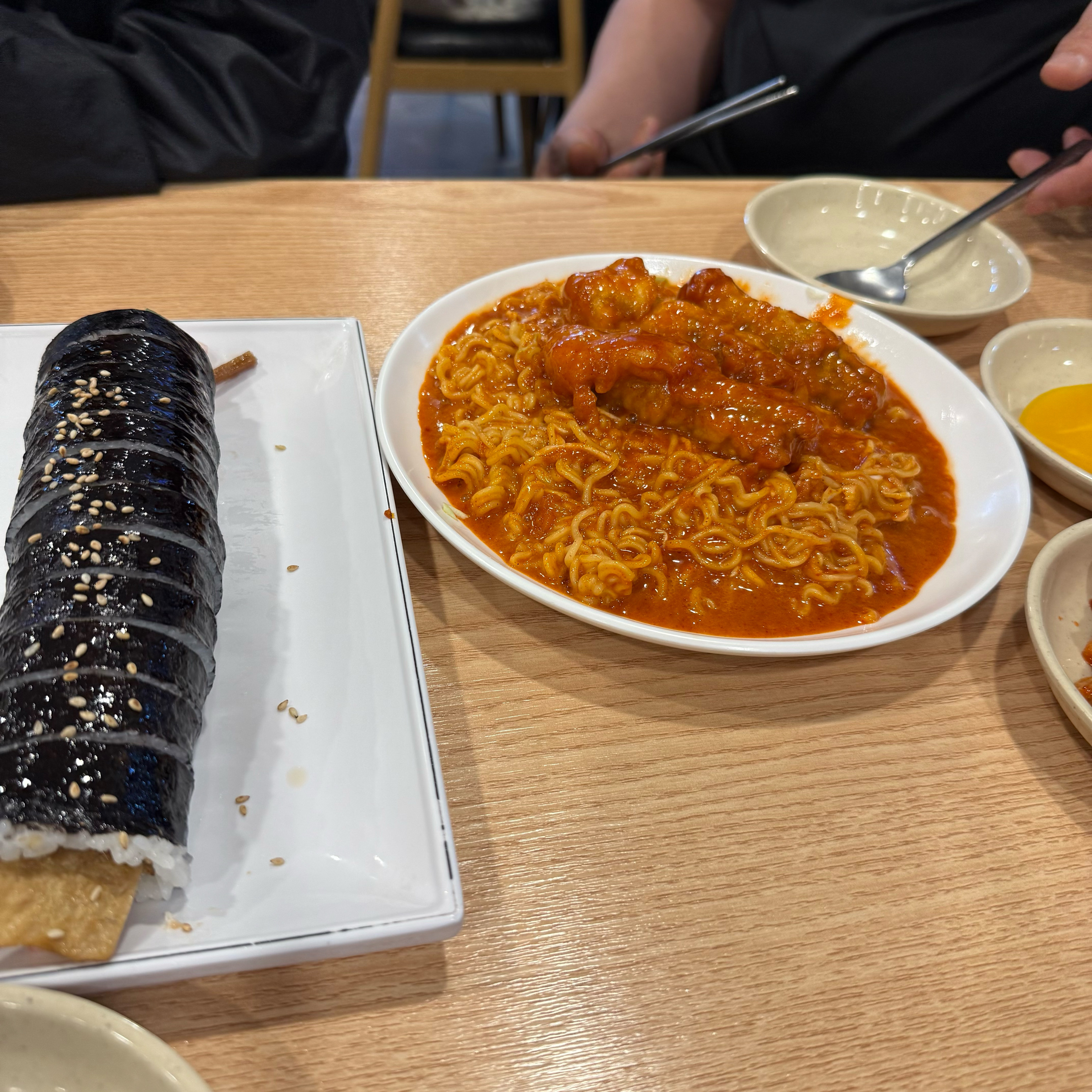 오래된 분식집 👍🏻 고등학교때부터 있었는데 아직까지 자리 지키고 있네요 떡볶이 소스는 약간