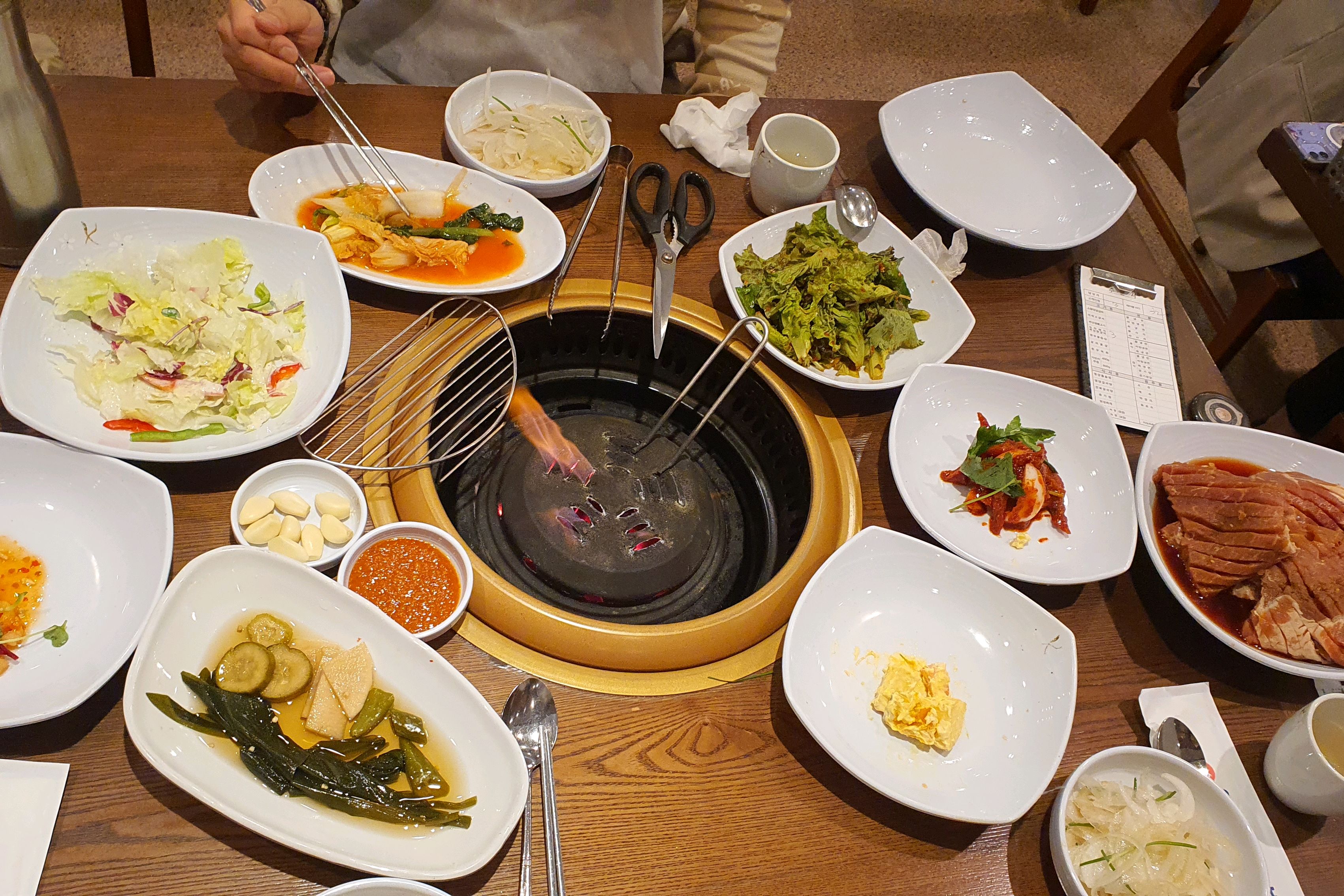 이학갈비는 돼지고기 전문집이다. 우리는 올때마다 녹차돼지왕갈비를 시킨다. 왜냐고? 가성비가