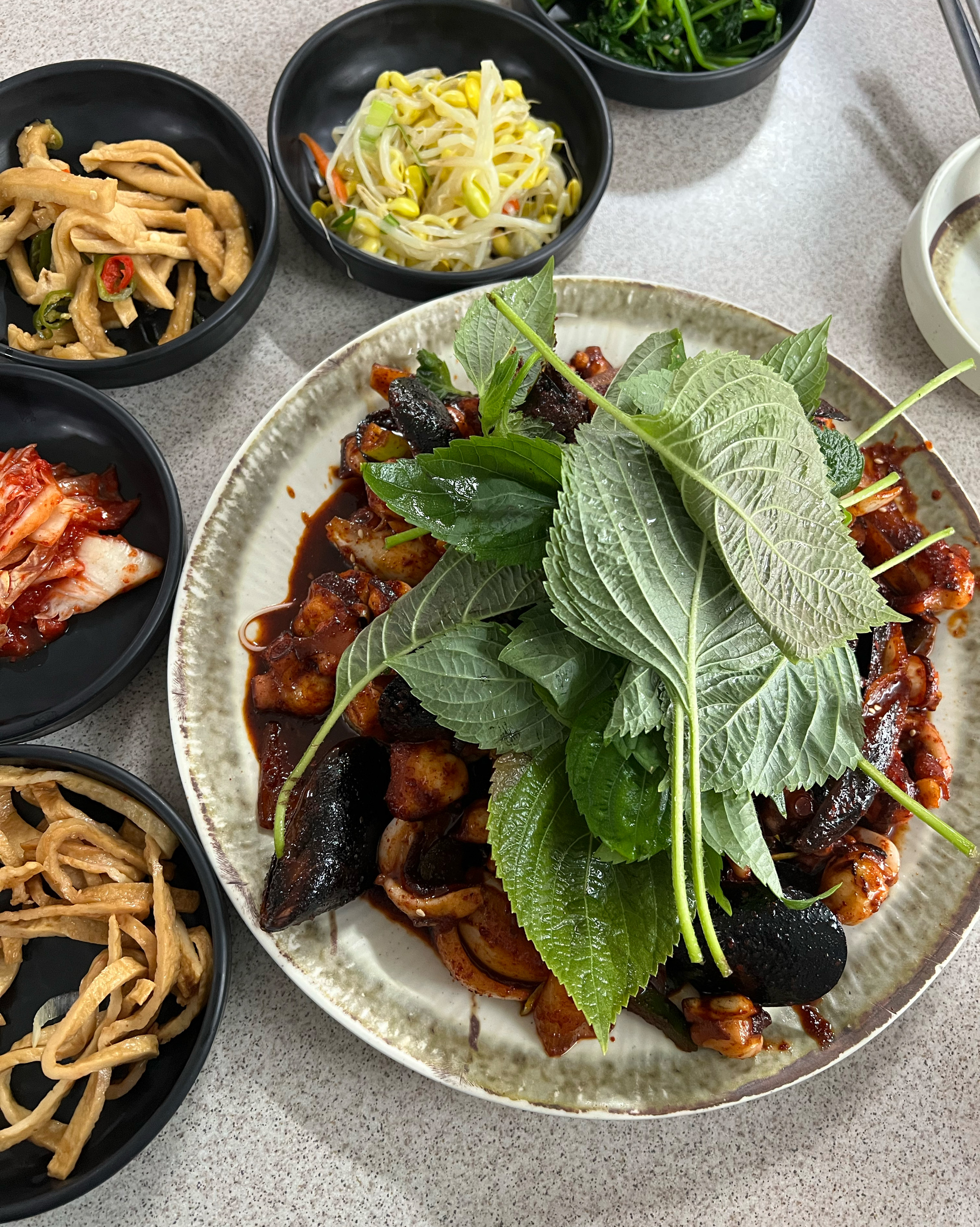 위생 최악인데 왜 사람 많은지 모르겠어요.. - 제주 맛집 소금바치 순이네