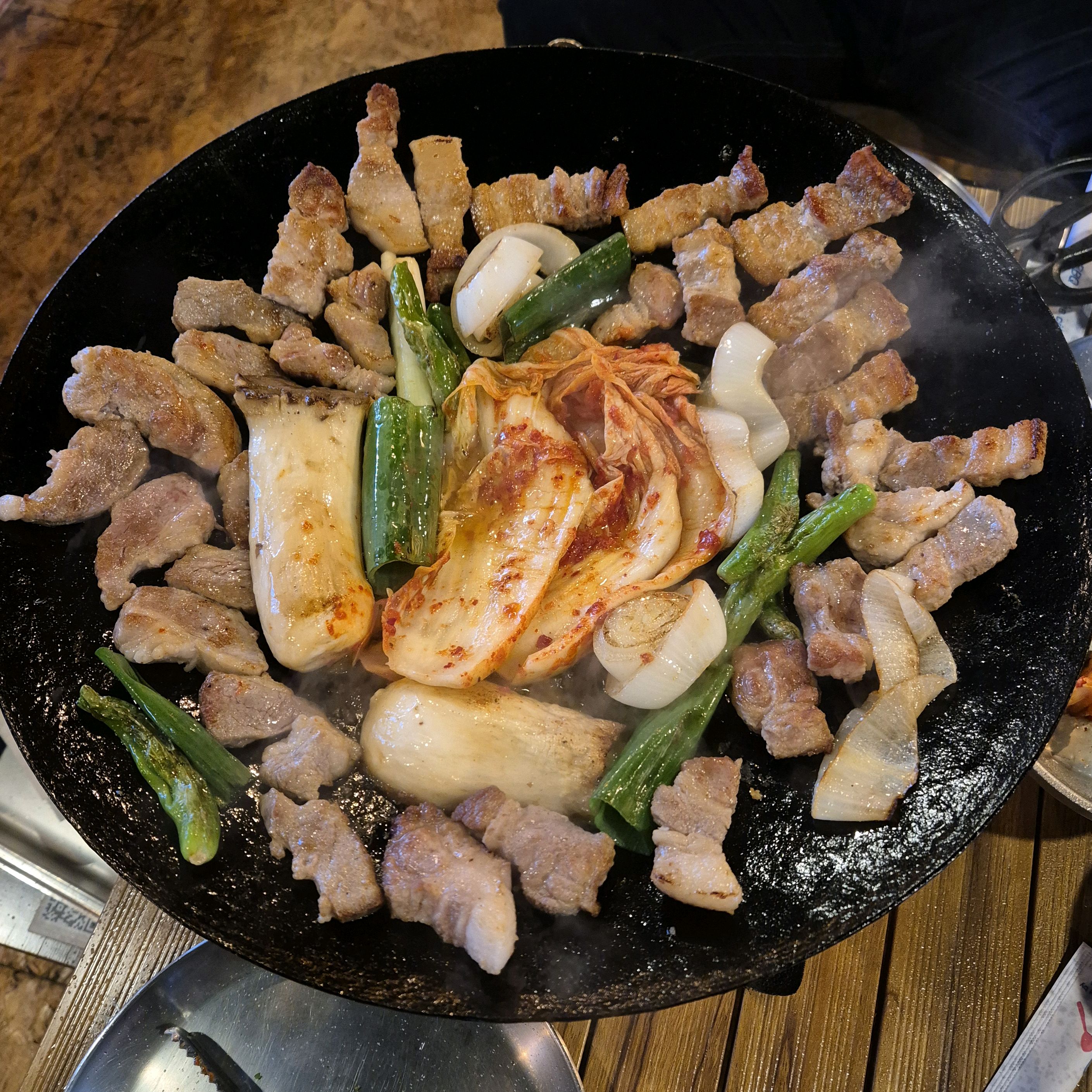 인테리어가 독특하고 아늑해서 캠핑하는 느낌도 나고 좋았어요! 화력이 좋아서 고기도 잘 익고