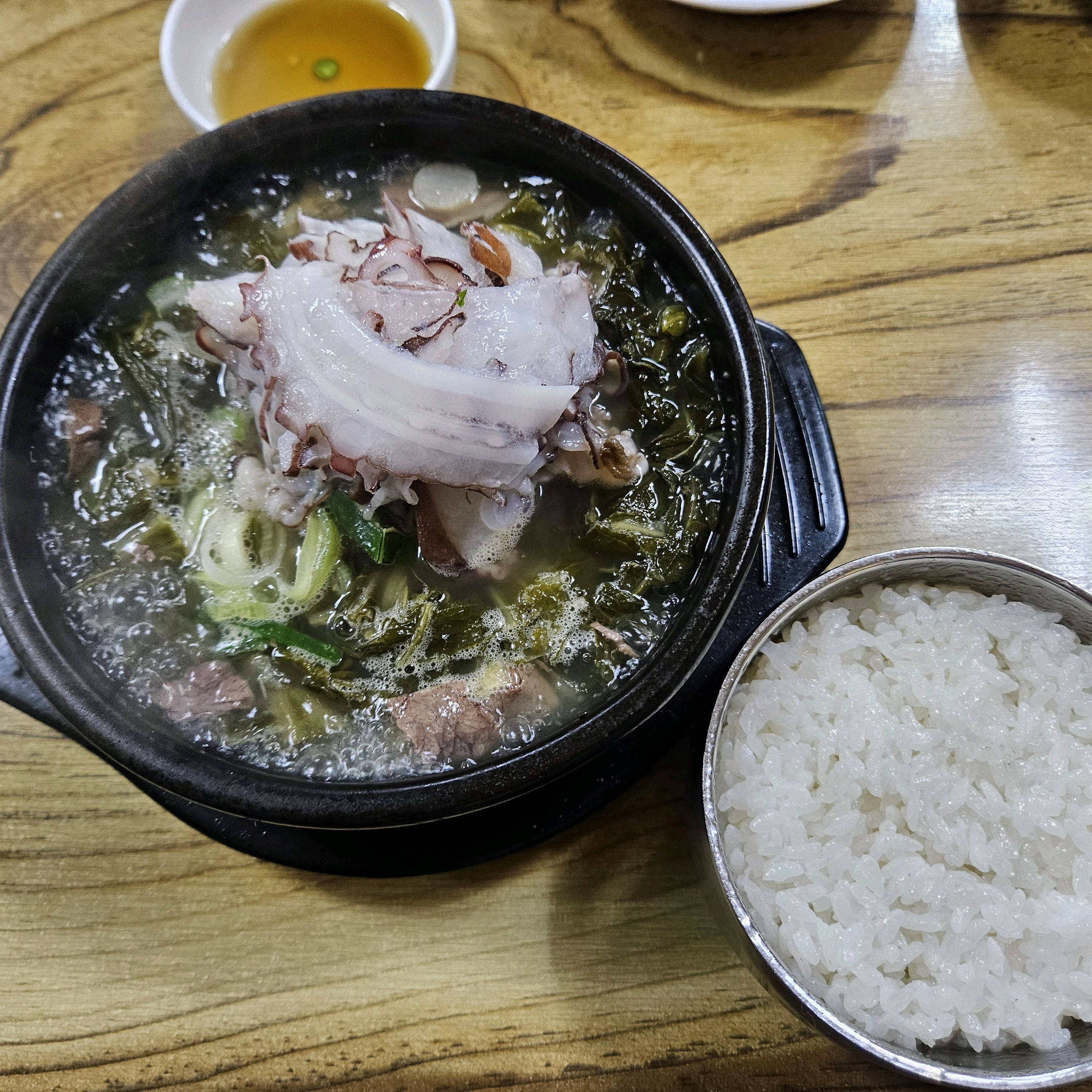 수많은 속초 맛집 중 원픽 식당입니다. 작년에 이어 두번째 방문입니다. 해장국 맛 같은데