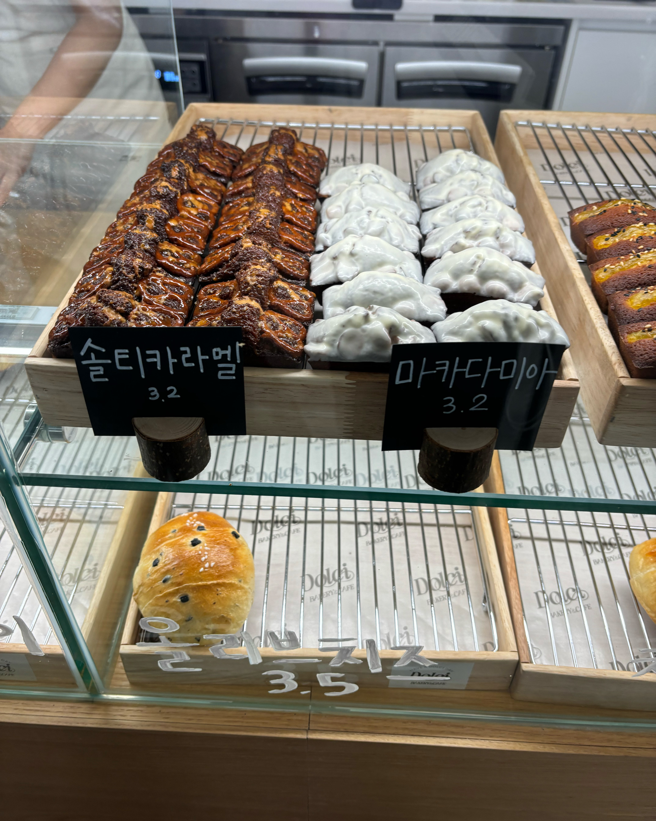 빵 너무 맛있어서 벌써 5번째 방문이네요 갈릭크림치즈소금빵 추천합니다 갈때마다 이것만 사요