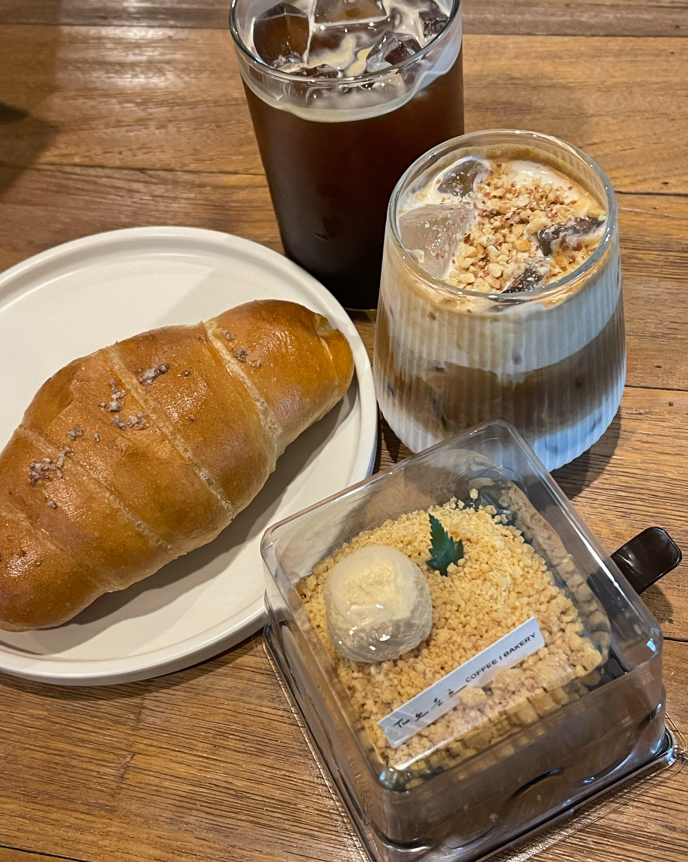 매장이 진짜 넓어요! 사람들도 엄청 많네요! 주차하기 편하고 소금빵 맛집이에요😀👍🏻 - 대전 맛집 더노은로
