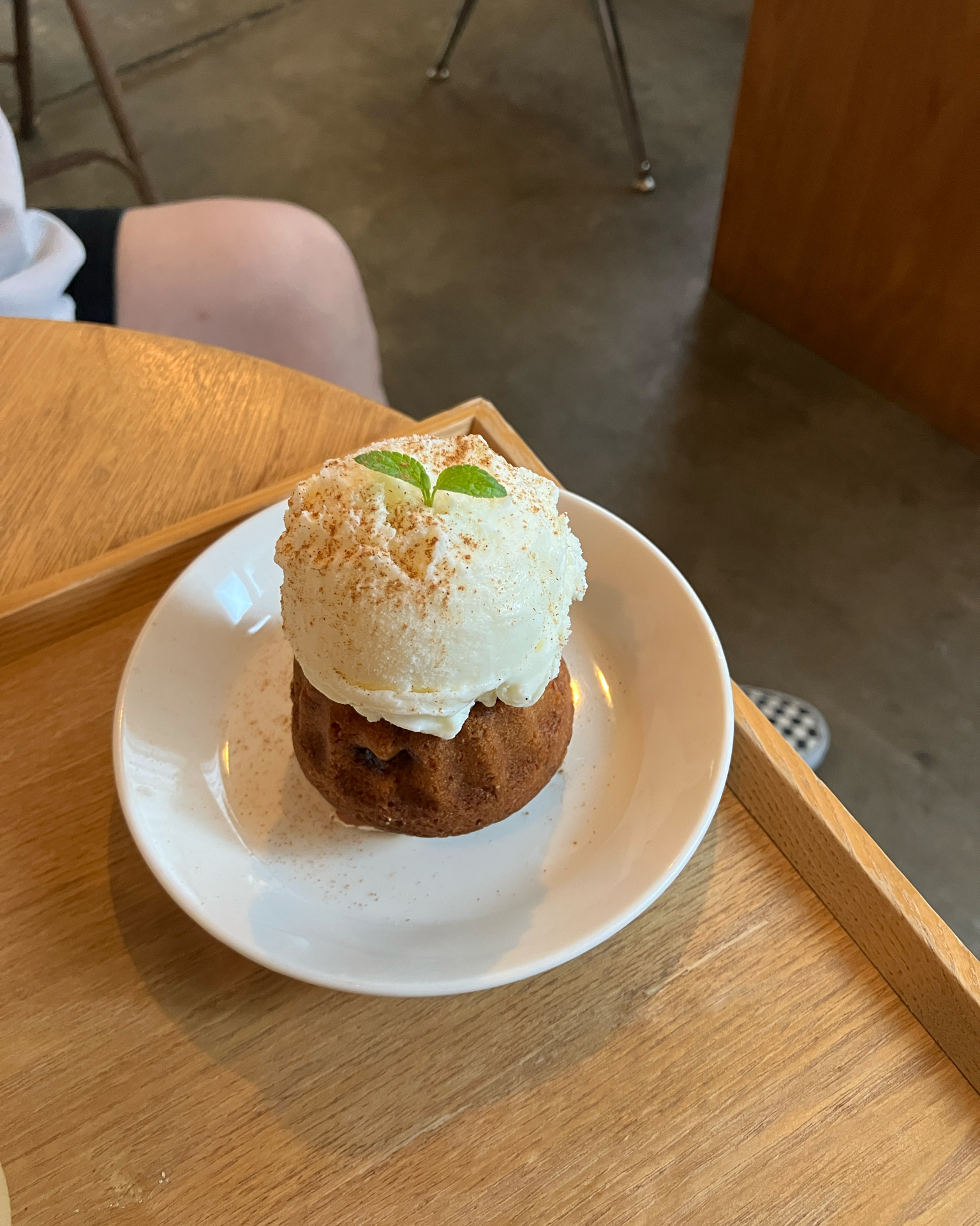 가게가 너무 예쁘고 음료도 디저트도 맛있어요 :) 날씨가 추워서 빙수는 못먹었는데 다음엔