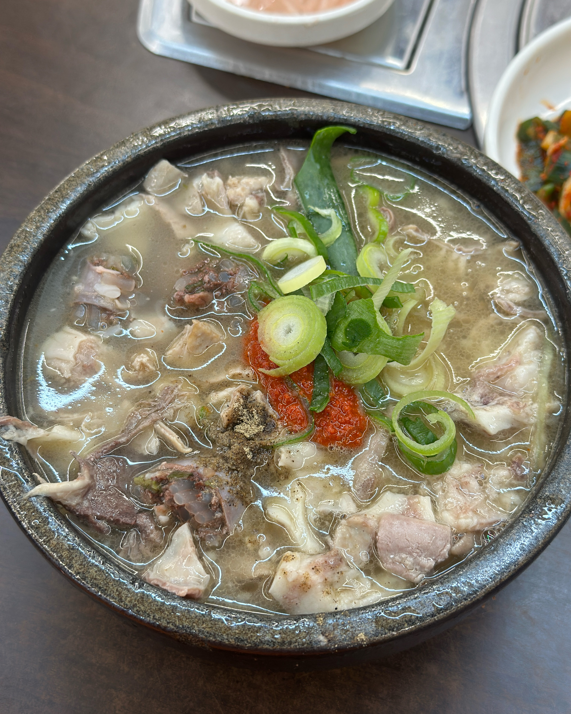 오로지 순대만 들은 국밥은 아니고 내장이 좀 더 많아요, 호불호가 갈릴수 있을 것 같긴합니