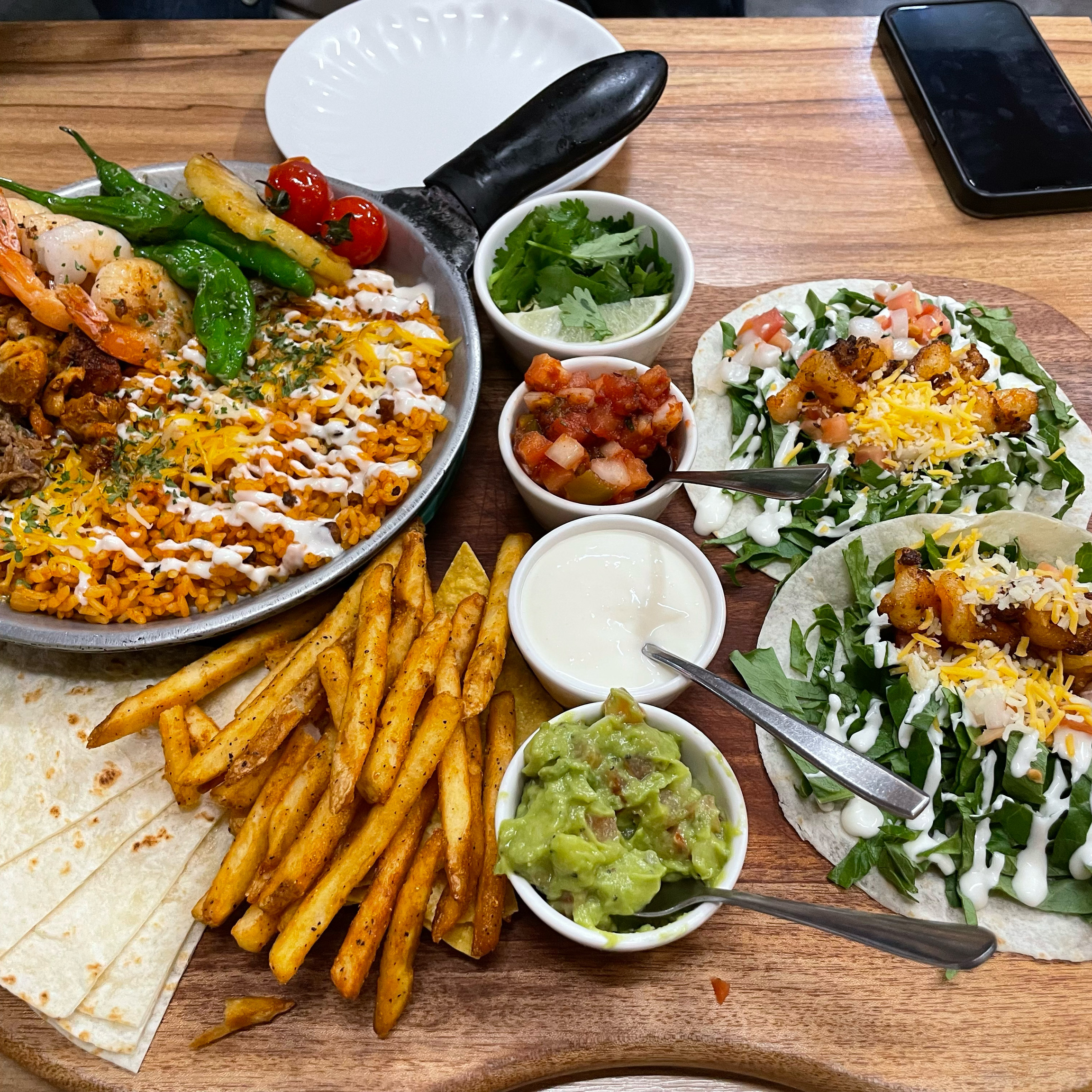 비쥬얼처럼 정말정말 맛있고 양도 적당해서 두명이서 알차게 먹었습니다! 고수 요청해서 넣어서