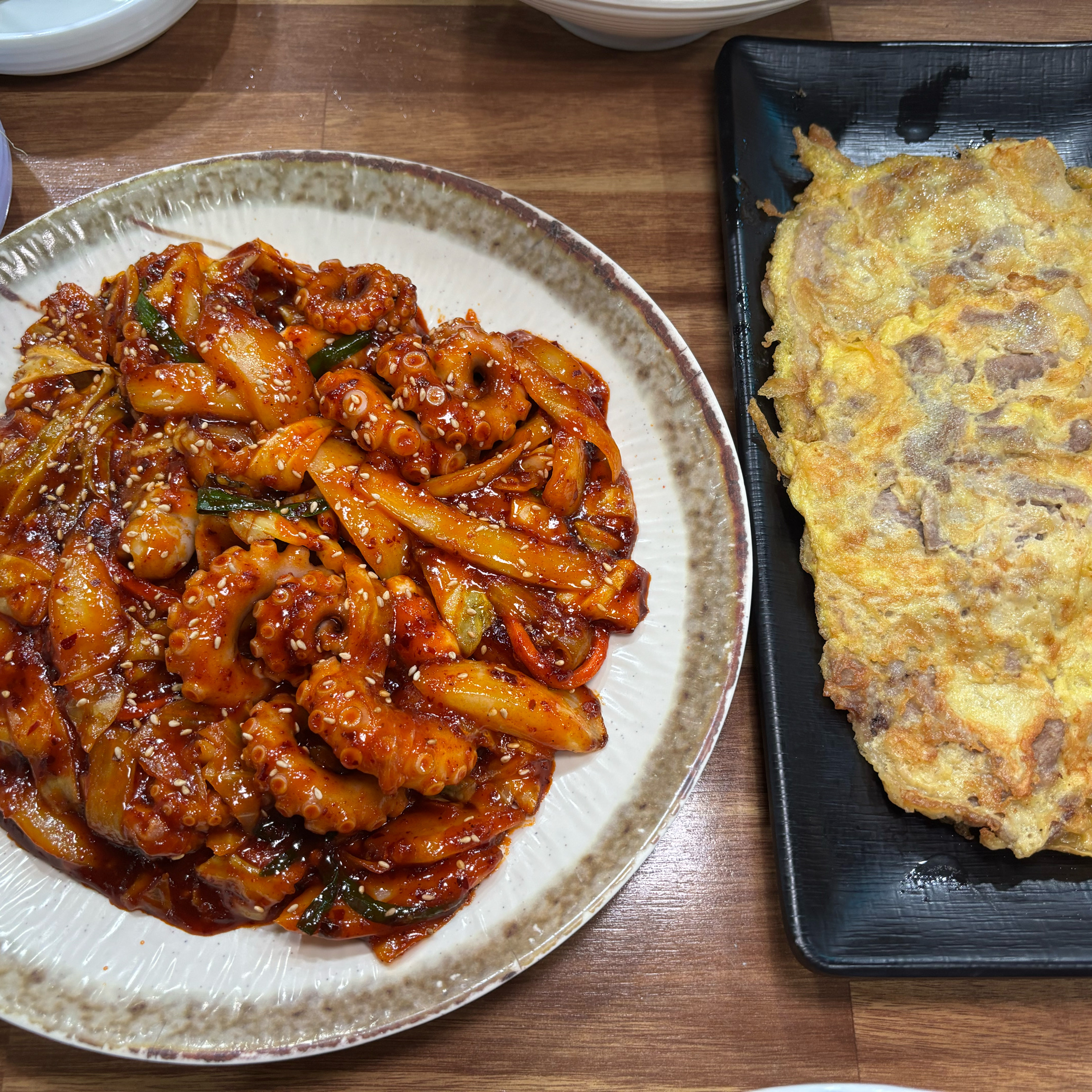 원래도 홍도동맛집 으로 유명한 착한낙지에서 육전에 싸먹는 낙지볶음도 나왔다고 해서 먹어봤는