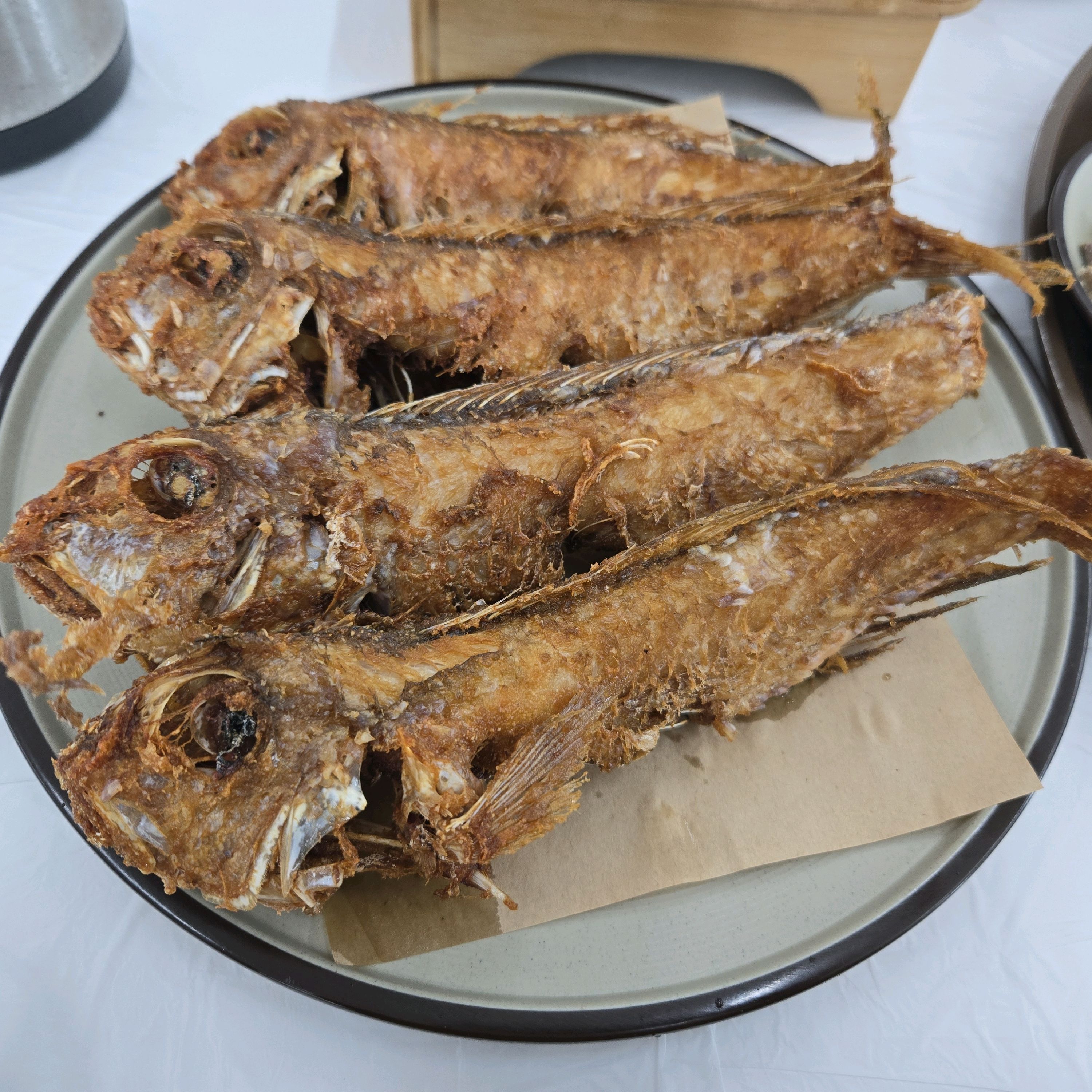 갓 튀겨나온 옥돔튀김이 너무 실하고 맛있어요. - 제주 맛집 곤밥이 함덕점