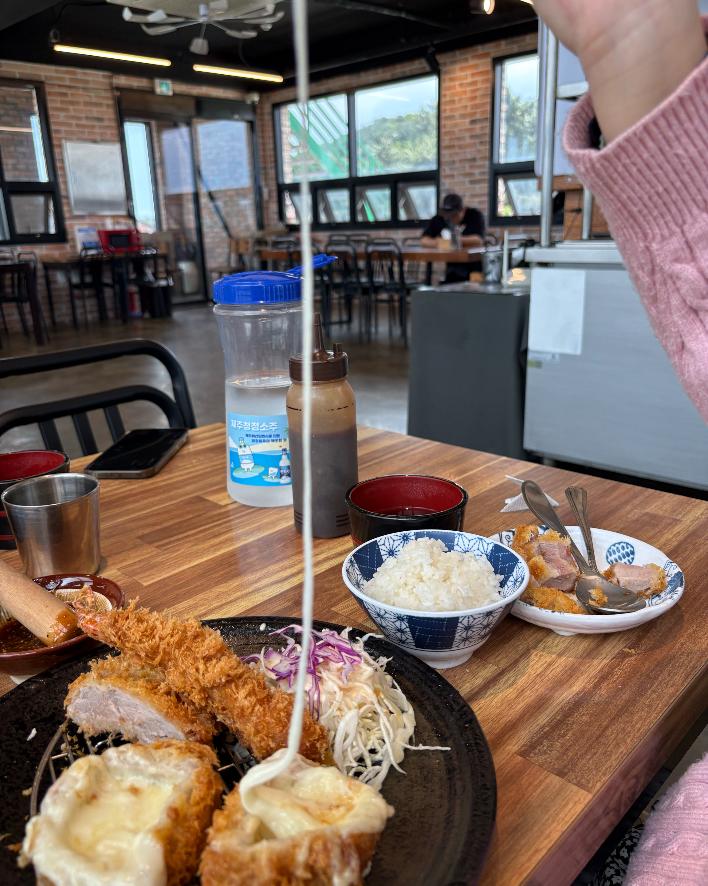 성산일출봉 다녀와서  육회덮밥. 모든까스. 안심까스. 실컷 시켯더니 ㅋㅋㅋ 양이 너무너무 