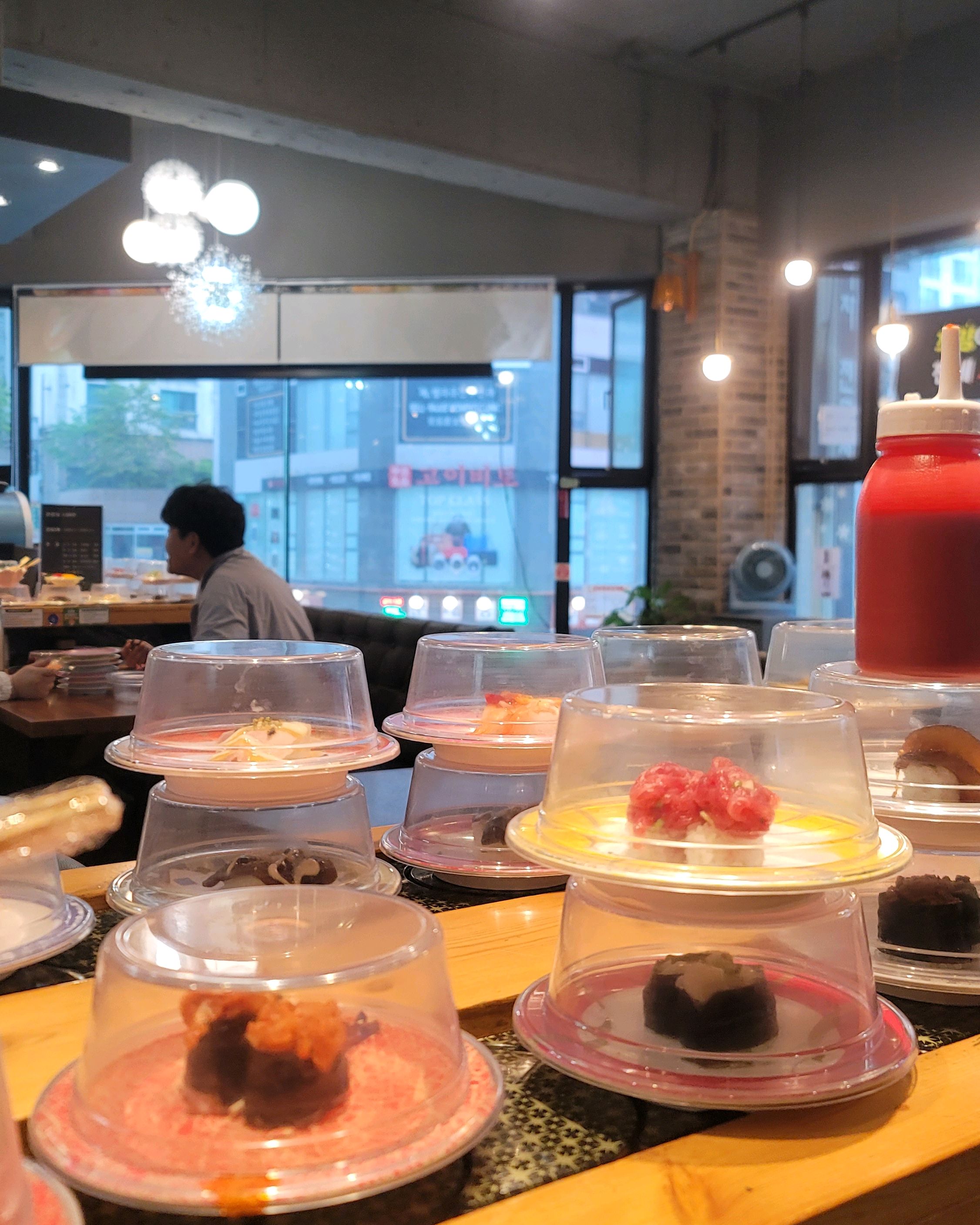 가성비 좋아요 주차장 비좁아요.. - 대전 맛집 1500회전초밥 둔산점