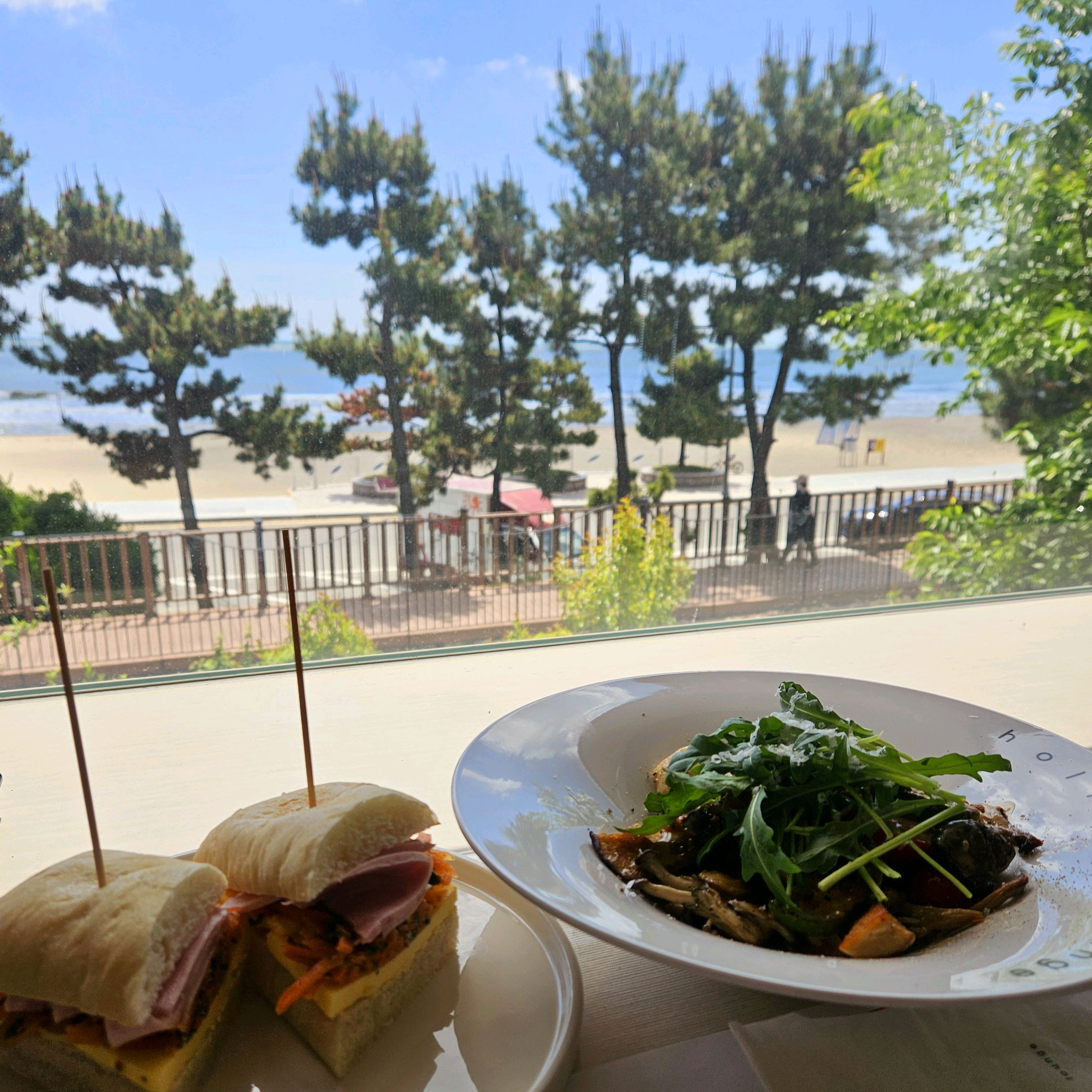 음식도 맛있고 무엇보다 뷰가 정말 입이 벌어집니다~~봄이 되면 창가에 벚꽃도 보이고 특별한