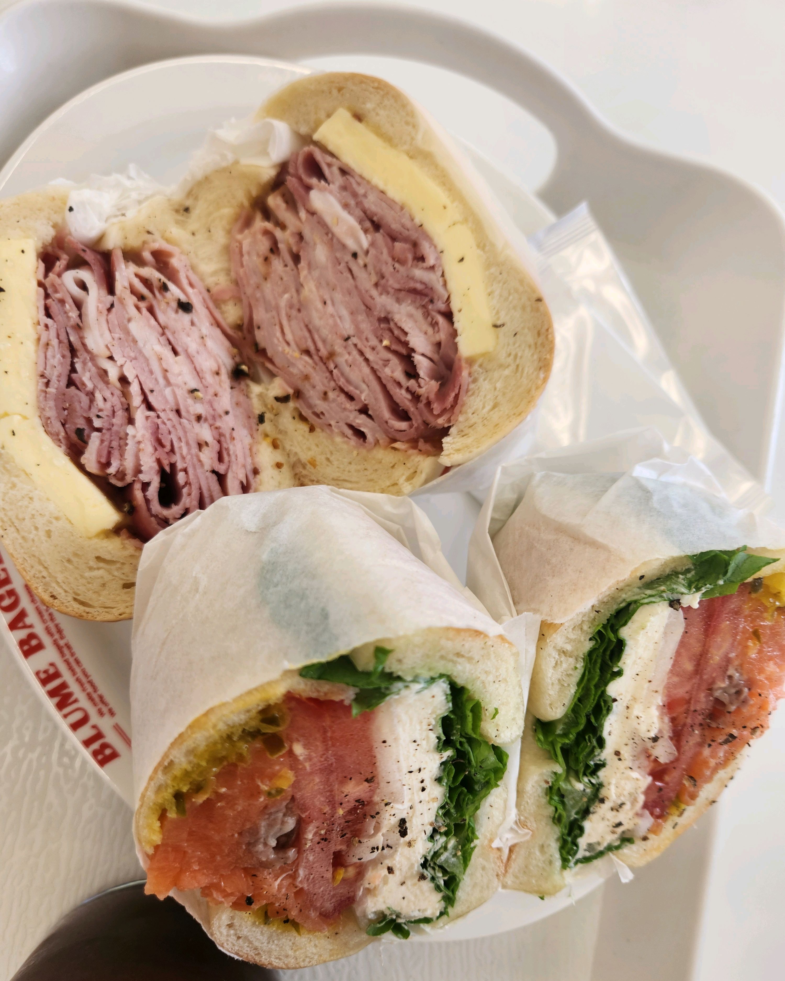 연어베이글과 잠봉뵈르를 시켰는데 신선하고 고소한맛 쵝오입니다 - 제주 맛집 블루메베이글