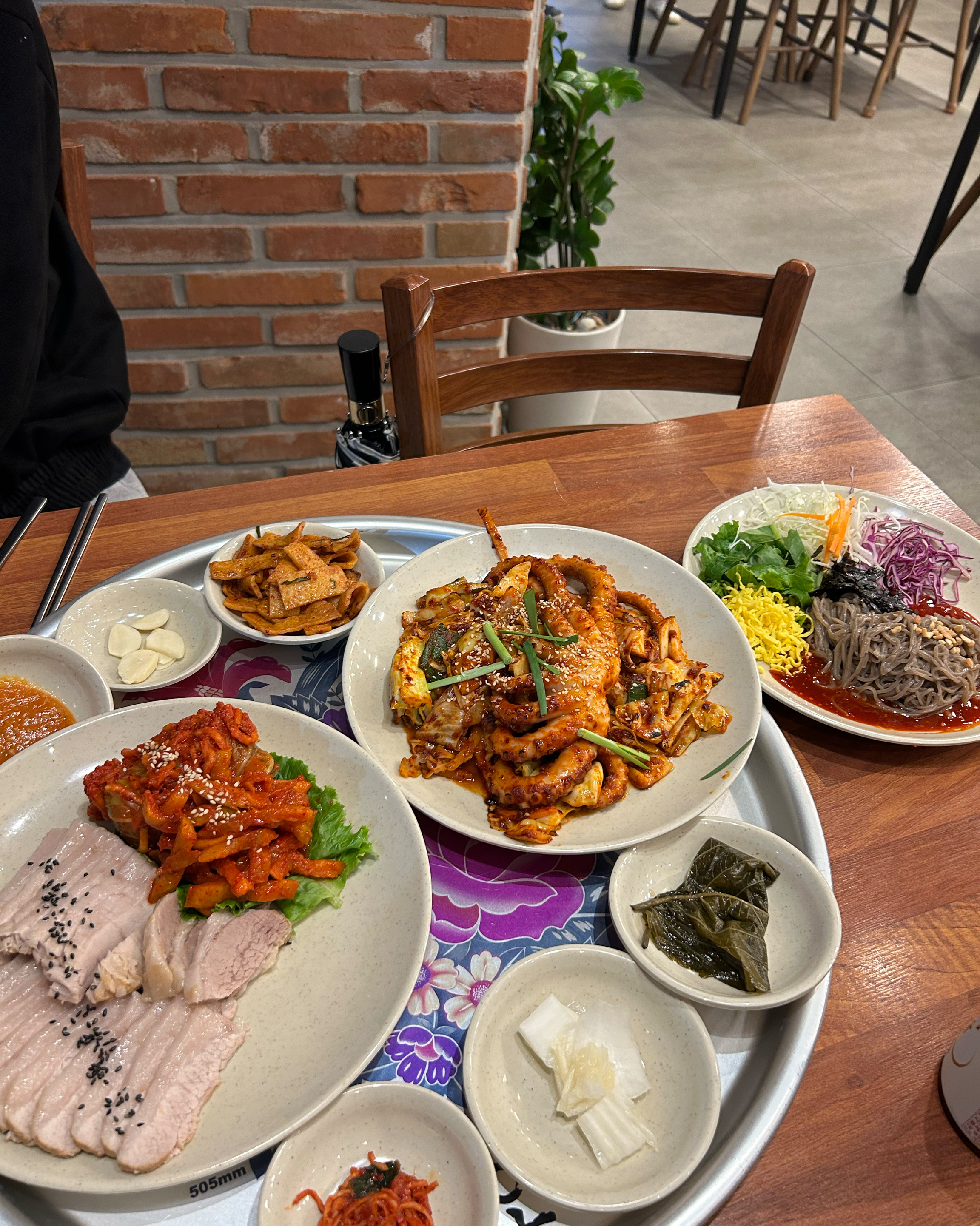 대전 여행왔다가 숙소 근처기도 하구 맛있어 보여서 방문했어요! 낙지랑 보쌈 둘 다 먹을 수