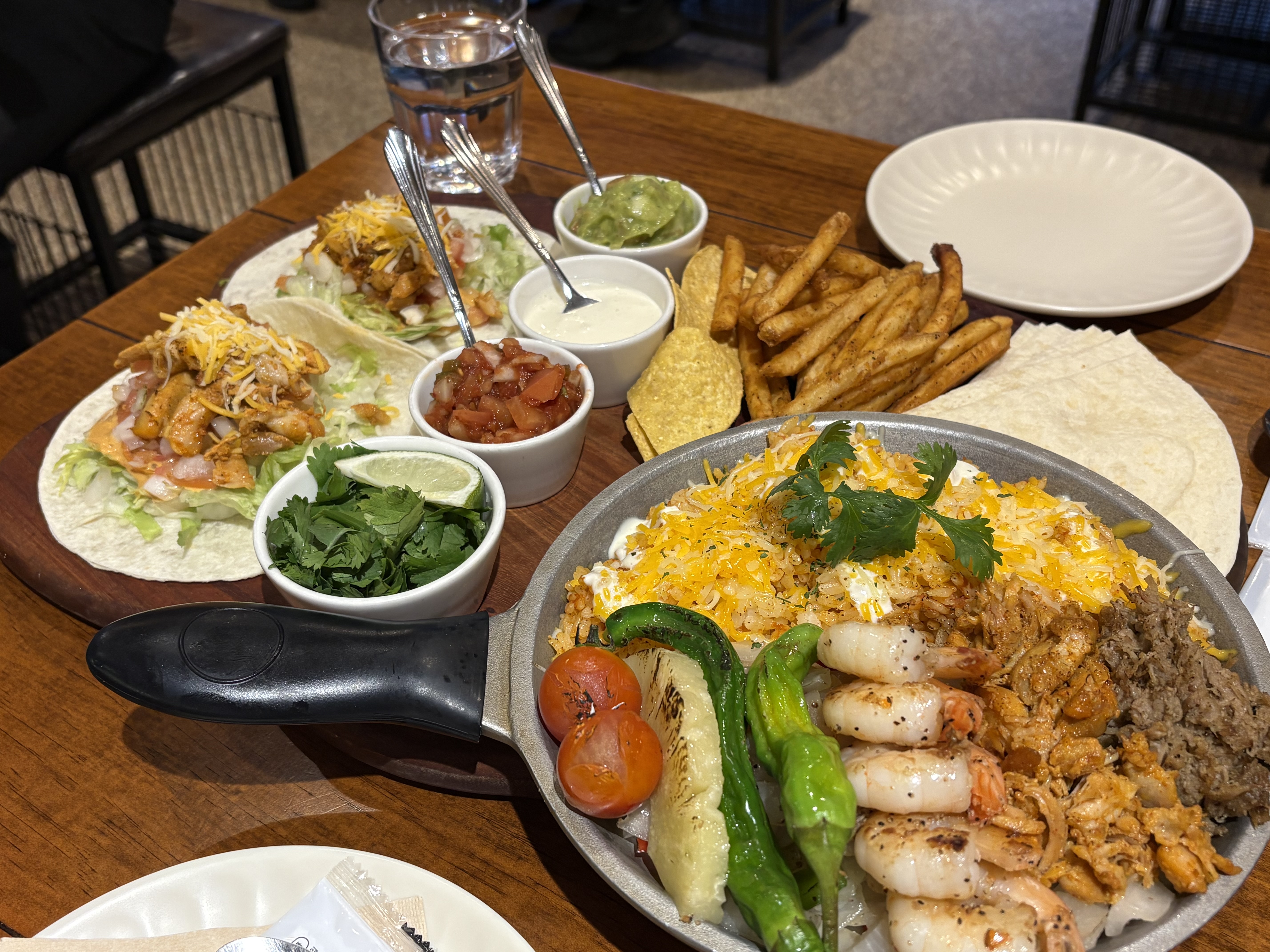 뷴위기가 너무 좋은 매장이에요! 음식도 바로 나오고 매장도 쾌적하고 음식도 맛있어요!🤍 - 문정역 맛집 갓잇 송파아이파크점