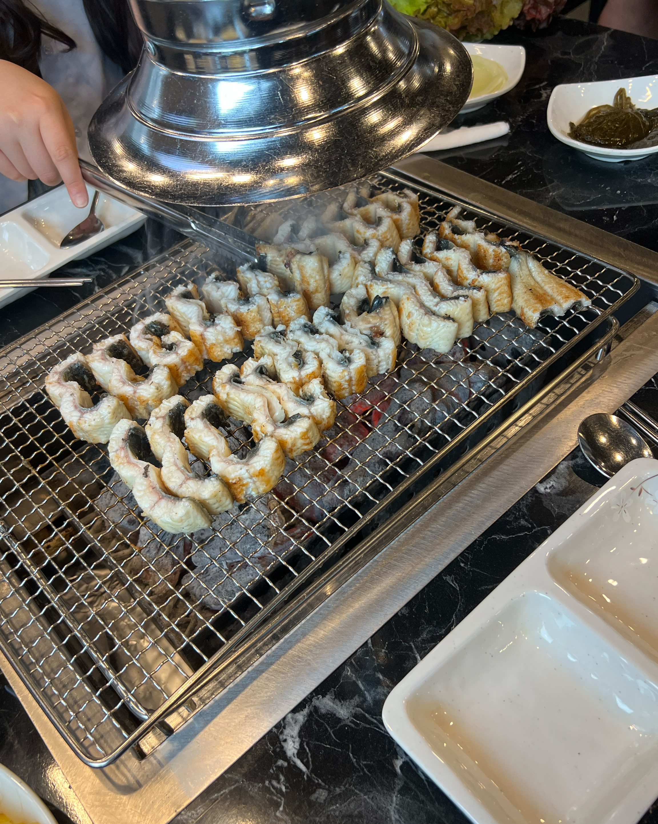 장어 맛집이라고 해서 기대하고 방문했는데, 기대 이상이었어요 장어가 아주 신선하고 잡내 하