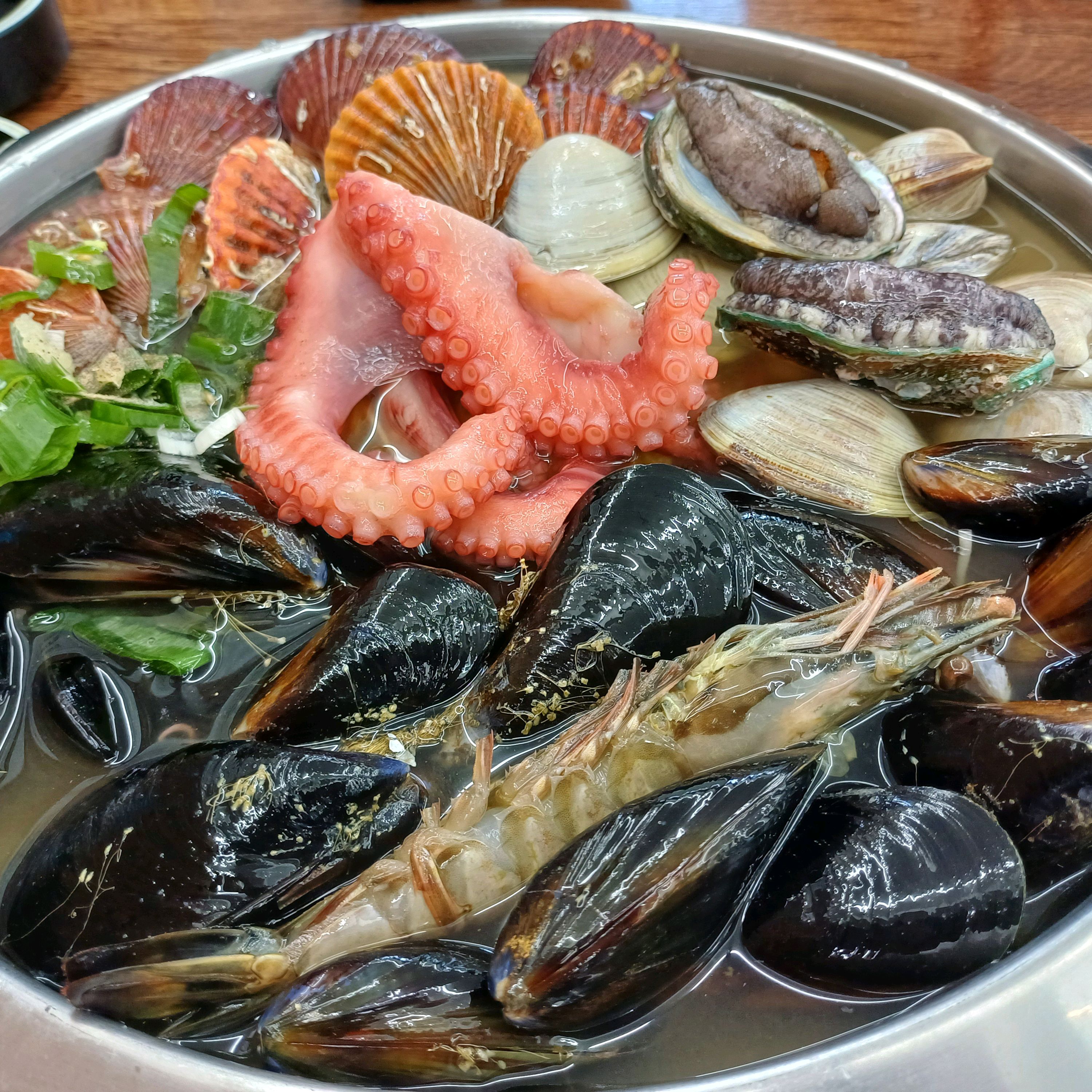 부산여행 중 우연히 찾아 왔는데, 국물이 시원하고 구수해서 맛있어요~~ - 부산기장 삼색식당 기장 본점