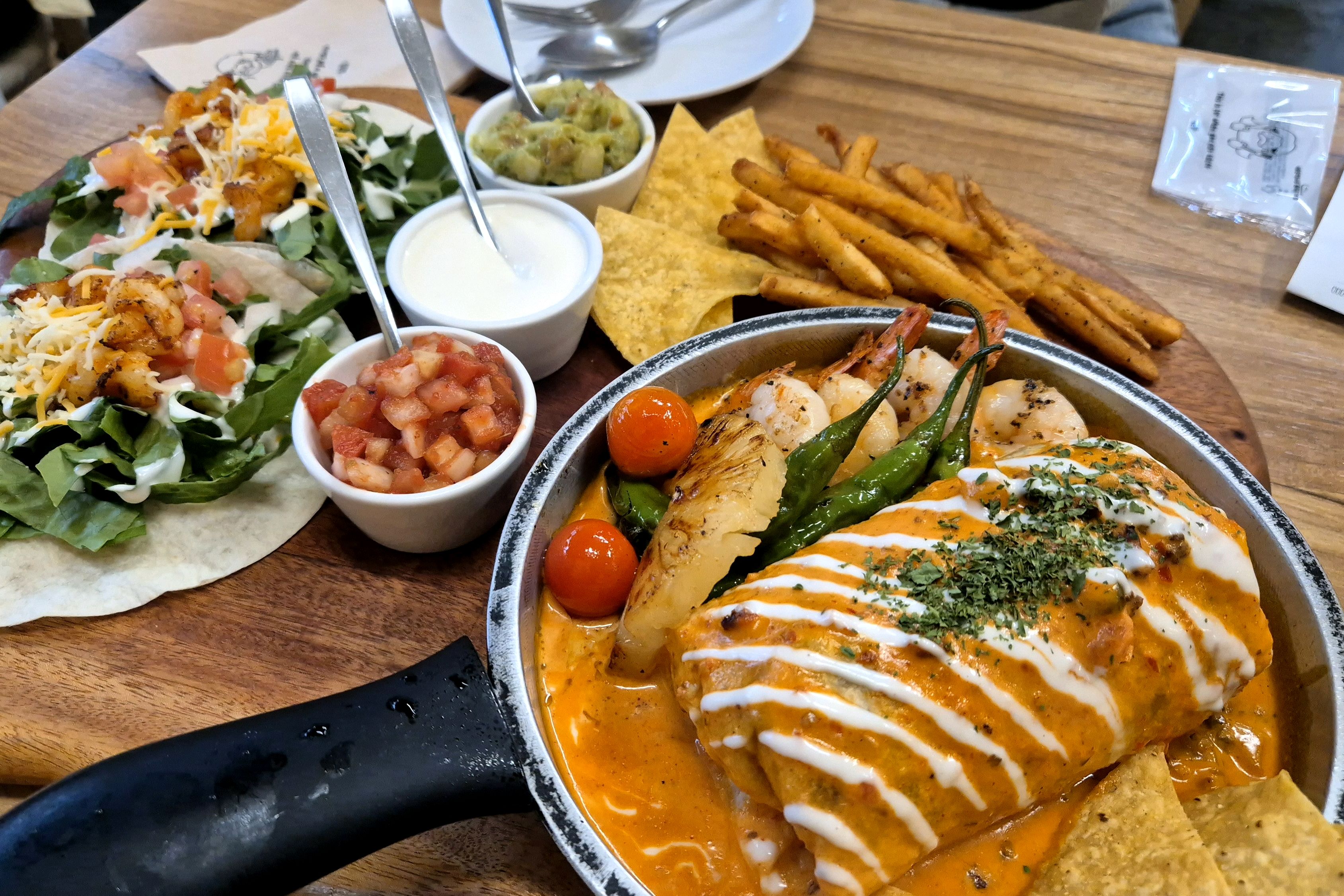 엔칠라다 너무 맛있어요 ! 갓잇 짱! 여러가지 소스도 함께 나와서 다채롭고 좋아요 - 신용산역 맛집 갓잇 용산점