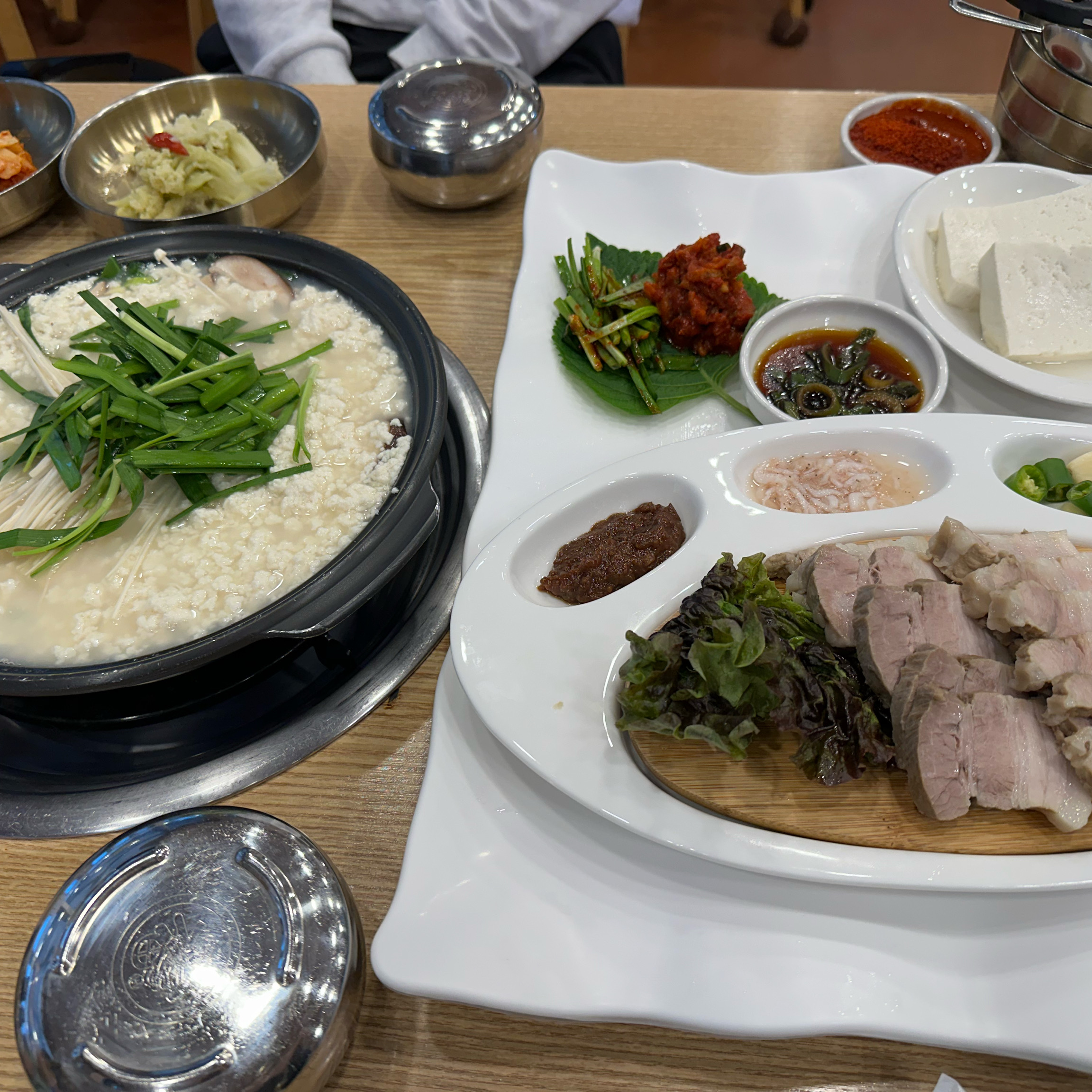 멀리서 강릉으로 여행간건데 예약 도착시간보다 조금 더 시간이 걸릴 것 같아 전화드렸는데 친