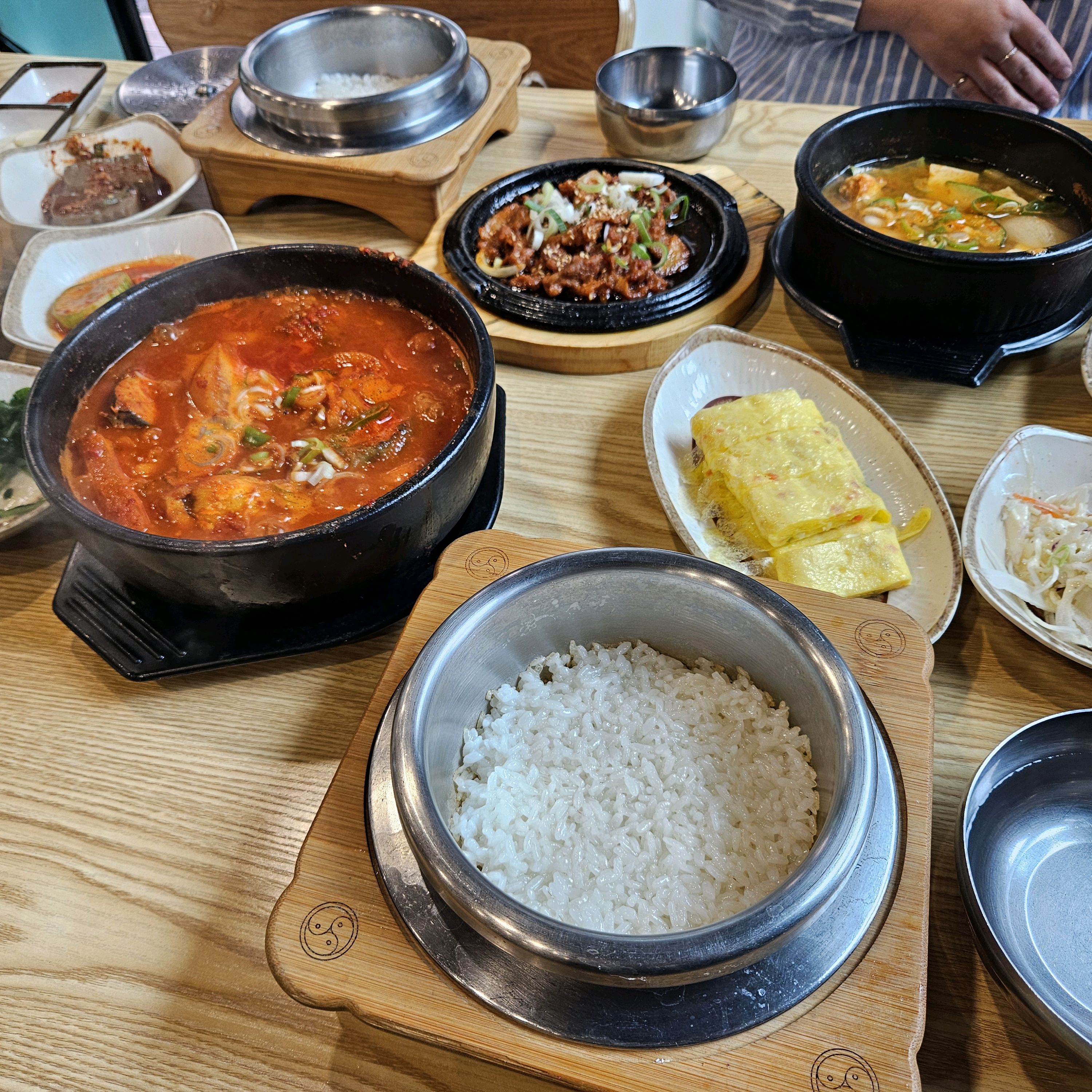 요즘 식당밥들 비싸면서 잘 안나오는데도 많은데 가성비 잘 나오고 맛있어요^^ - 제주 맛집 영춘식당