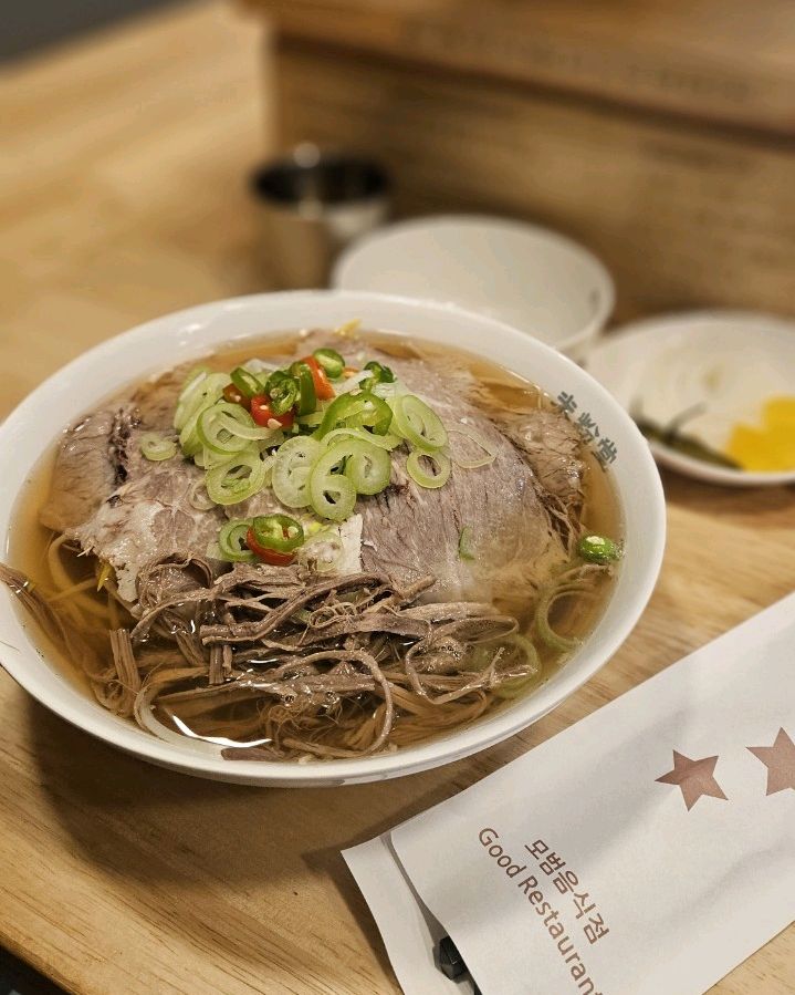 진하고 깔끔한 국물의 육수는 진짜 말할것도 없습니다. 👍👍👍👍👍 직원분들도 친철하시고, 면