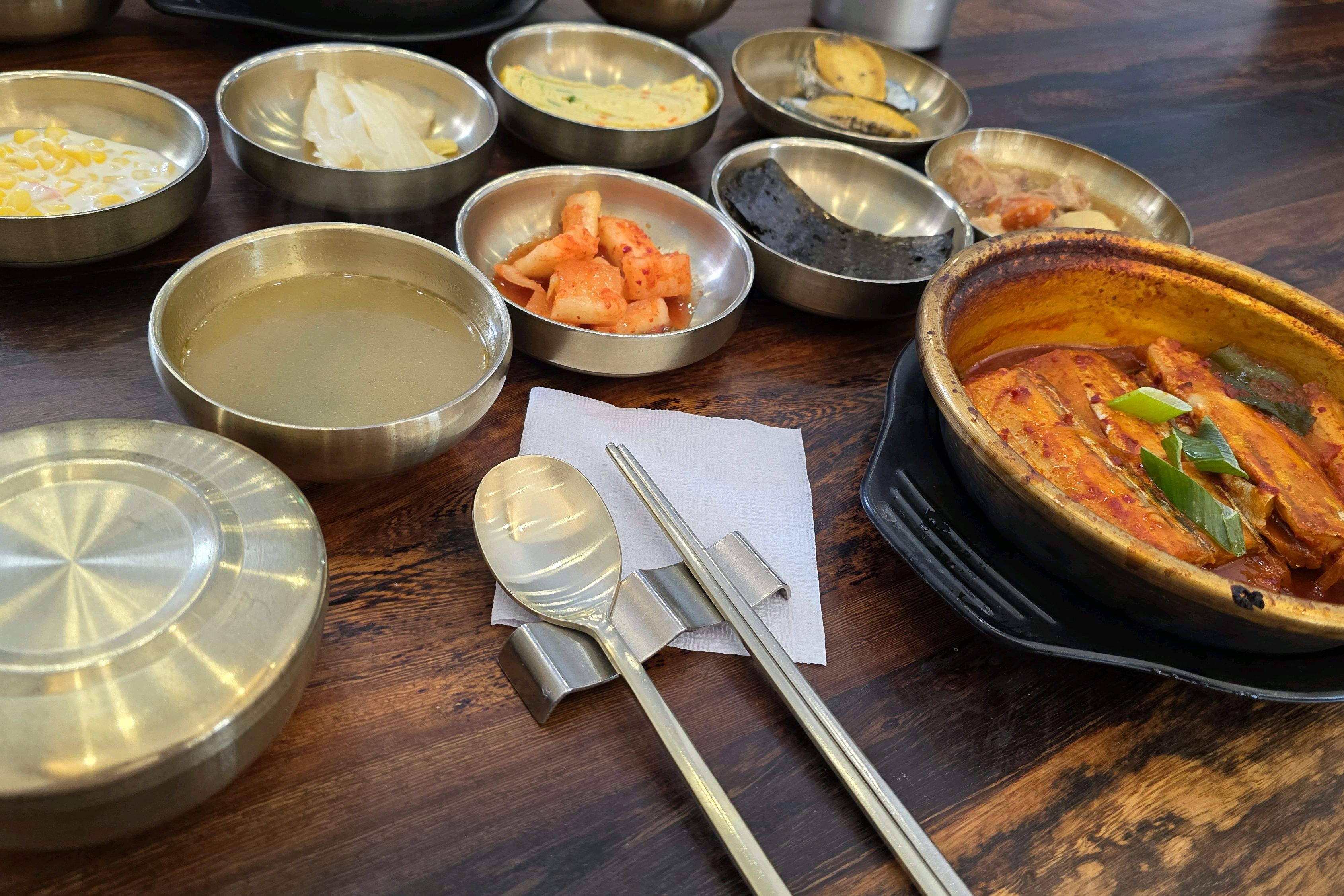 제주도 에 왔으니 갈치조림 먹어줘야해서 왔는데, 정갈한 반찬에 구성좋은 조림집이라 맛나게