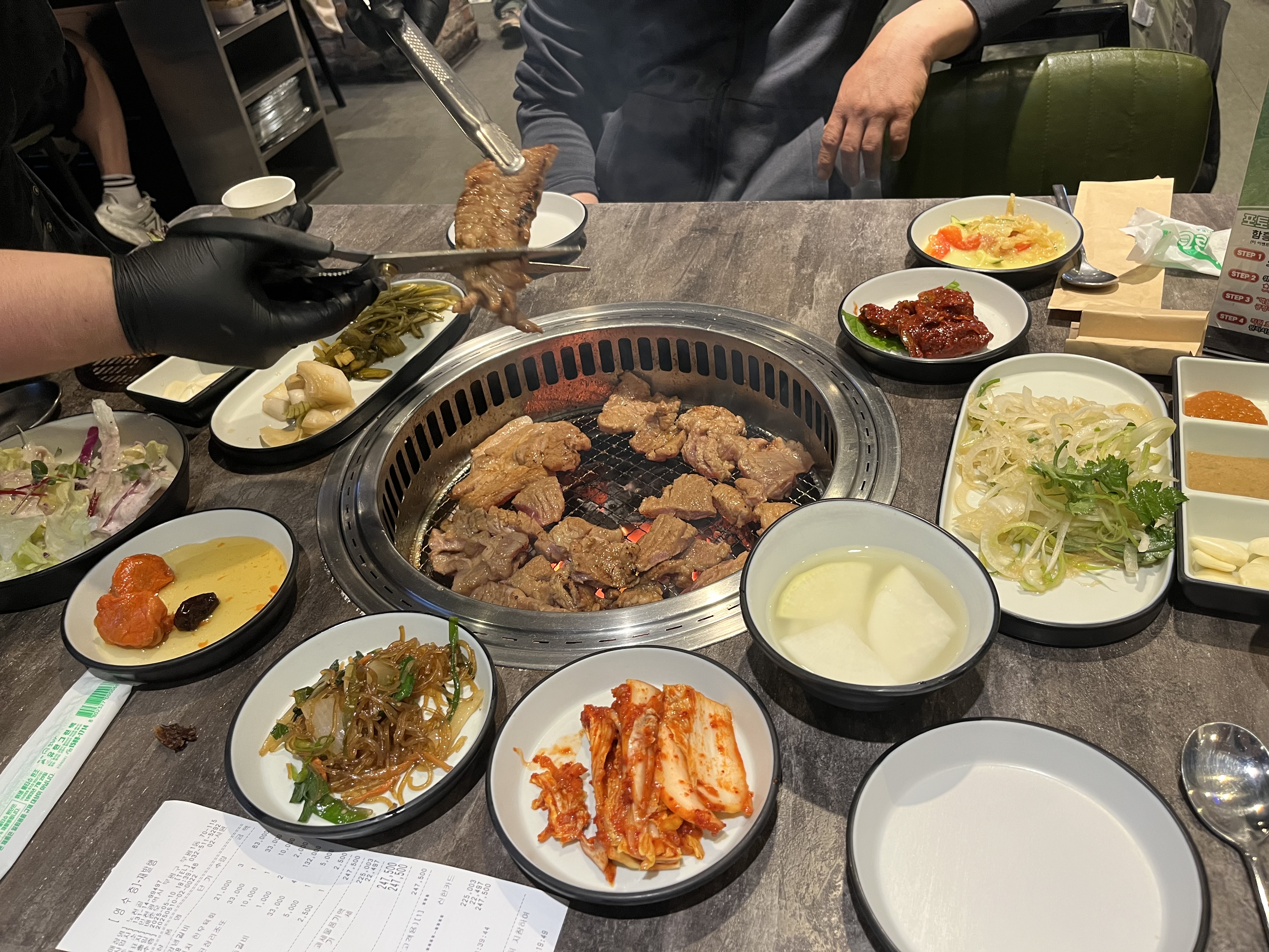 직원분들도 친절하고 고기도 맛있고 인테리어도 예뻐서 좋았습니다 부모님이랑 왔는데 맛있게 먹