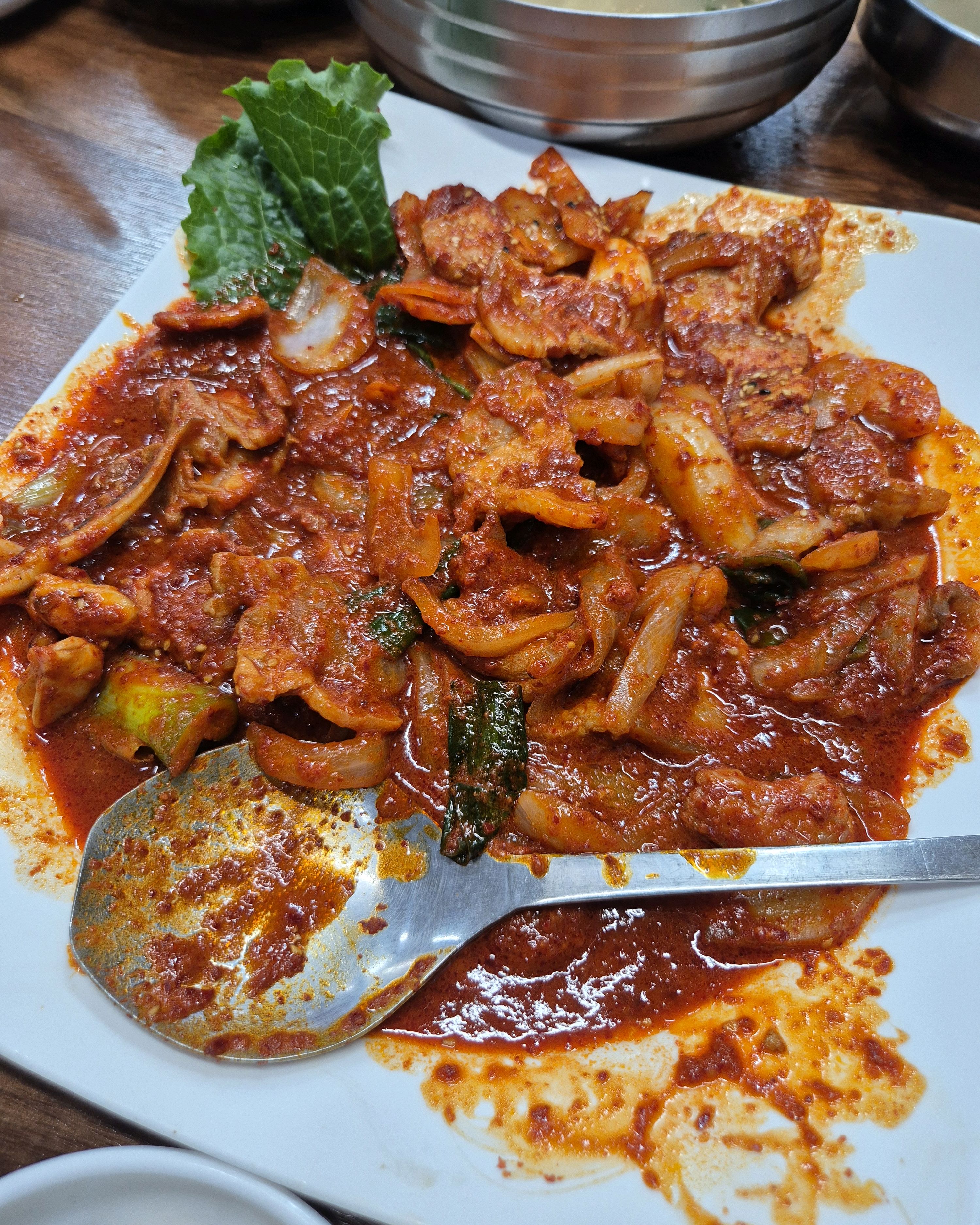 맛이 없었습니다ㅡㅡ;; 주말에 시간내서 방문한건데 실망. 수육은 맛있었는데 오징어두루치기가