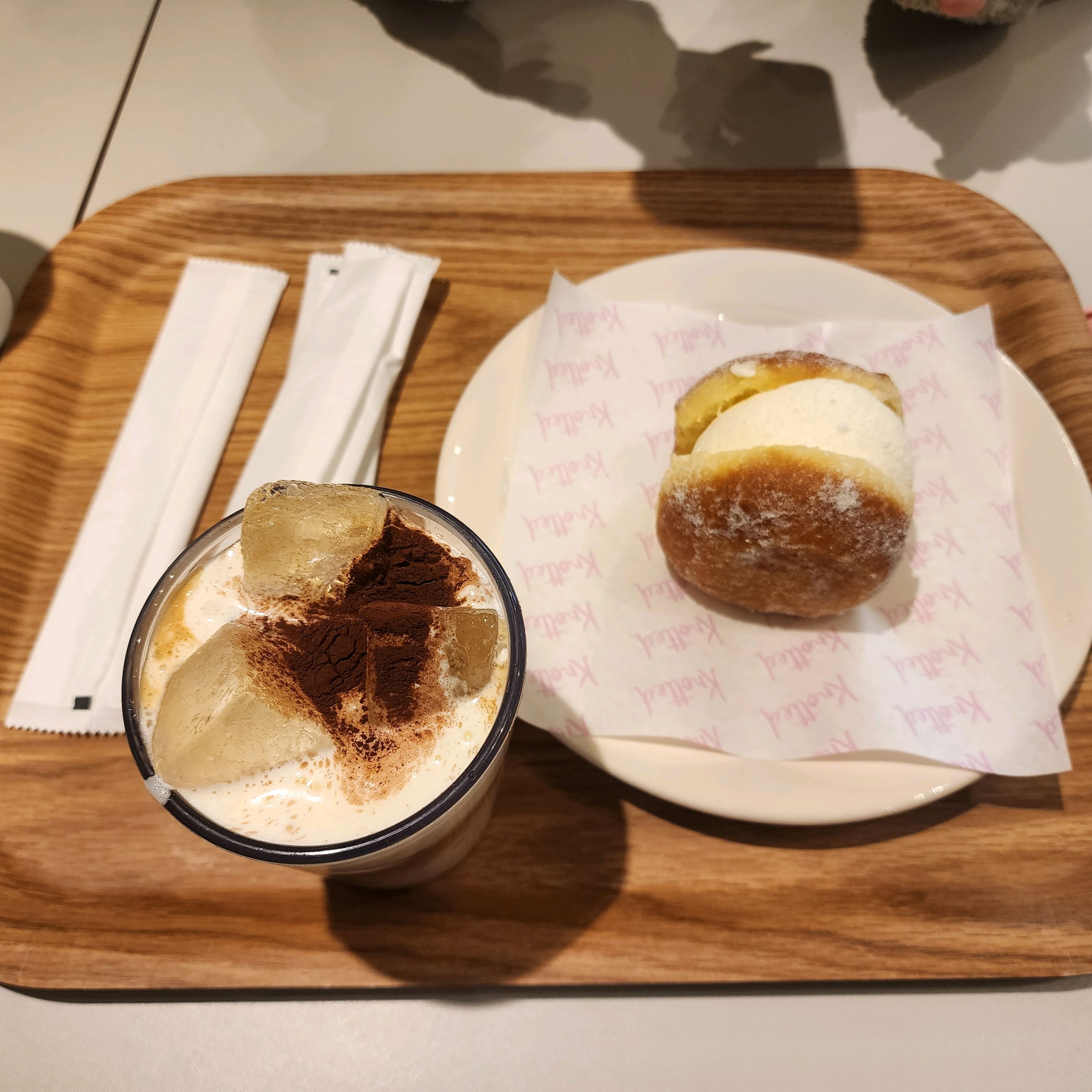 시그니처 크림라떼강 우유크림도넛 시켰어요!! 음료도 맛있고 도넛도 맛있어요!!! - 제주 맛집 노티드 제주DT