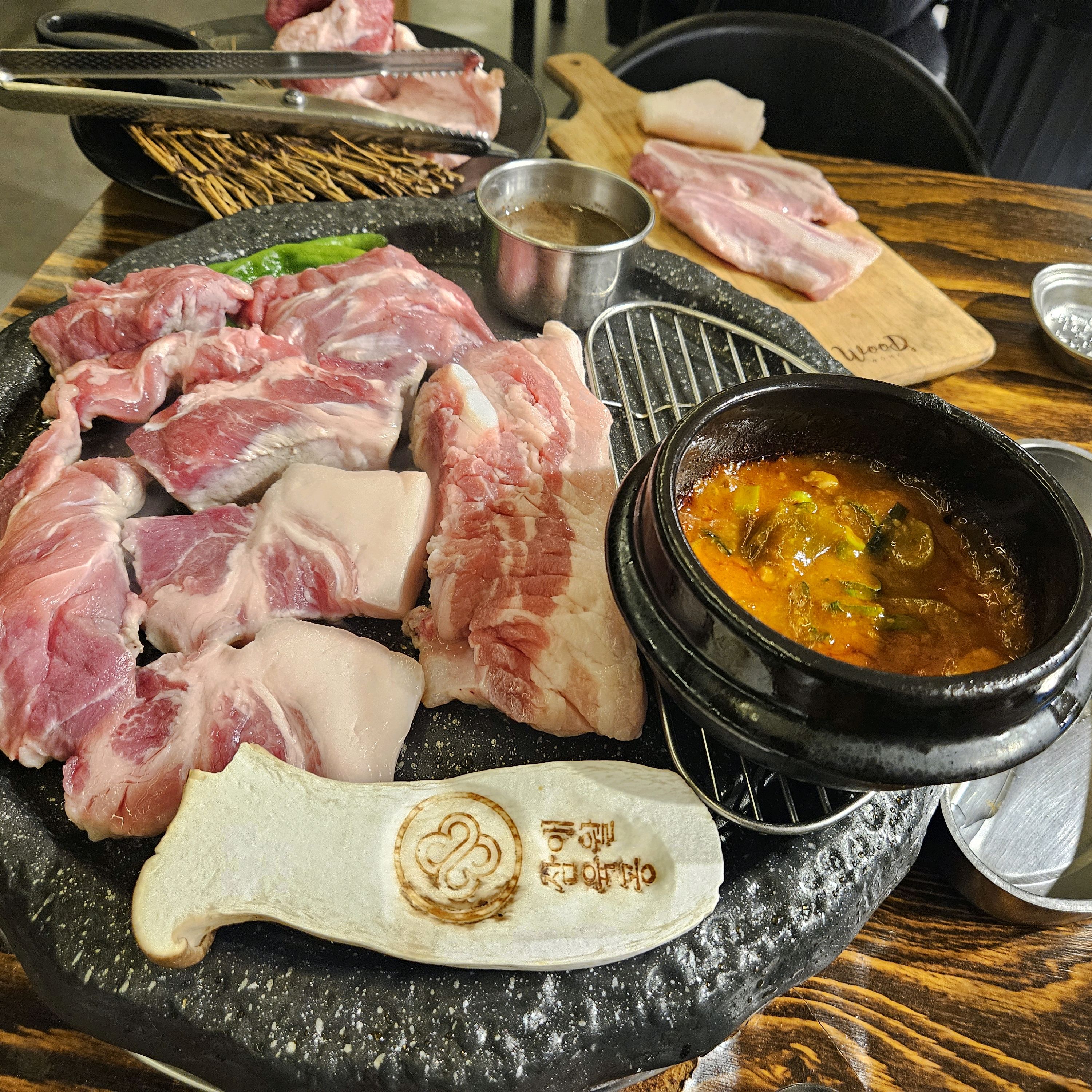 가족여행와서 숙소 바로 밑에 있어서 들렀어요. - 제주 맛집 애월 삼육공본점 숙성흑돼지