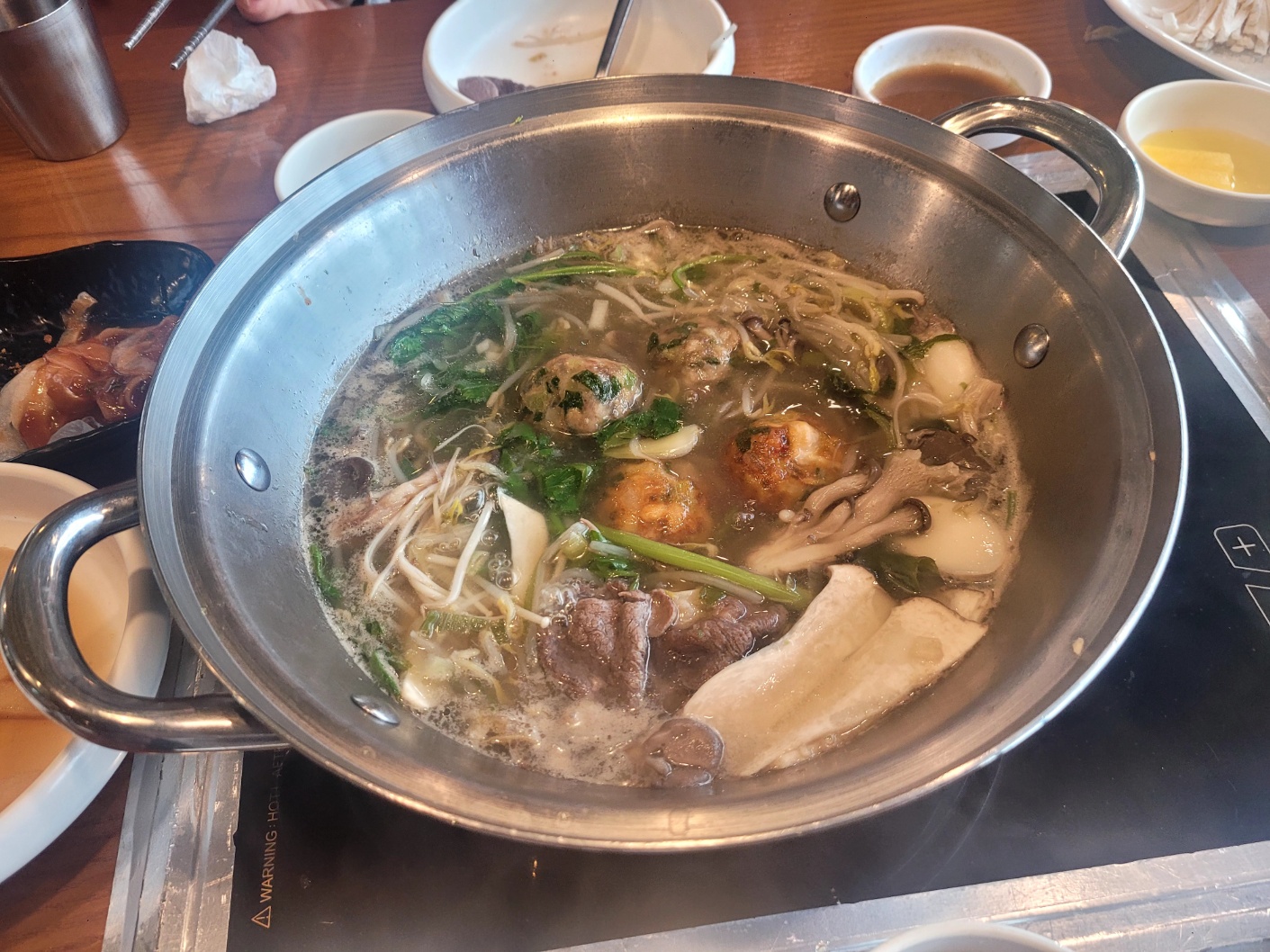 일단 국물이 칼칼하면서도 시원하고 야채나 고기,만두를 추가할때마다 더욱 깊어져서 맛있게 잘