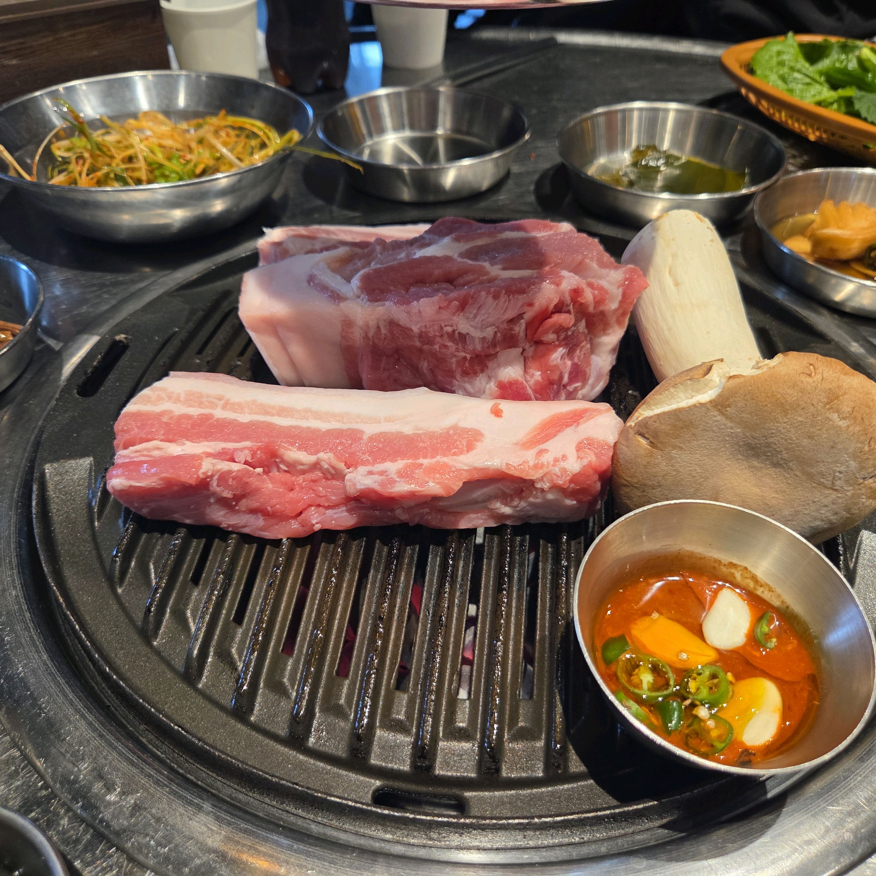 친구들이랑 오랜만에 새로운 고깃집 찾아보자 해서 찾다가 들렀는데 정말 맛있어요! 재방문의사