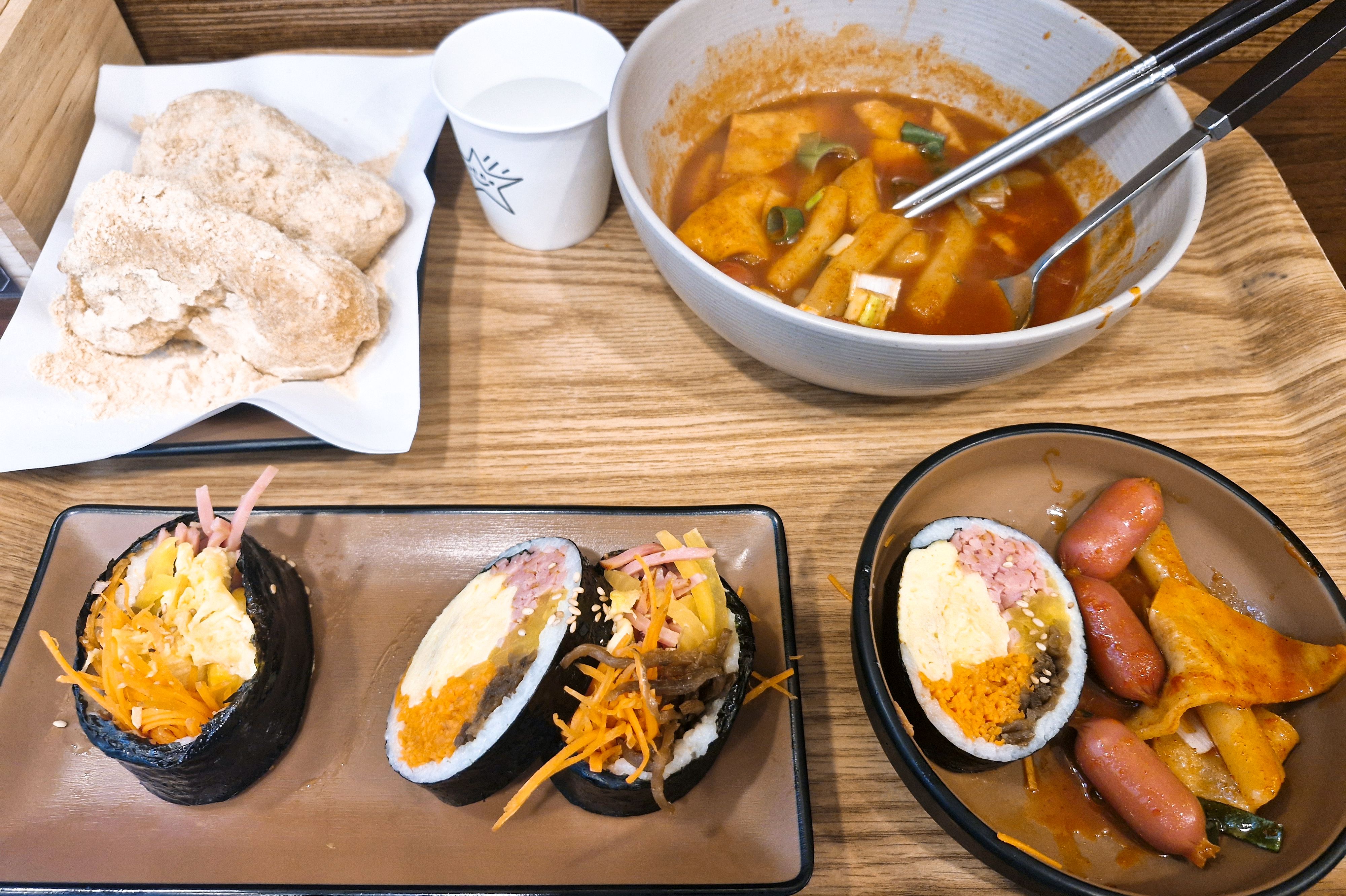 오늘 처음 방문해봤는데 김밥이랑 떡볶이, 꽈배기 모두 다 정말 맛있어요! 김밥이 진짜 크고