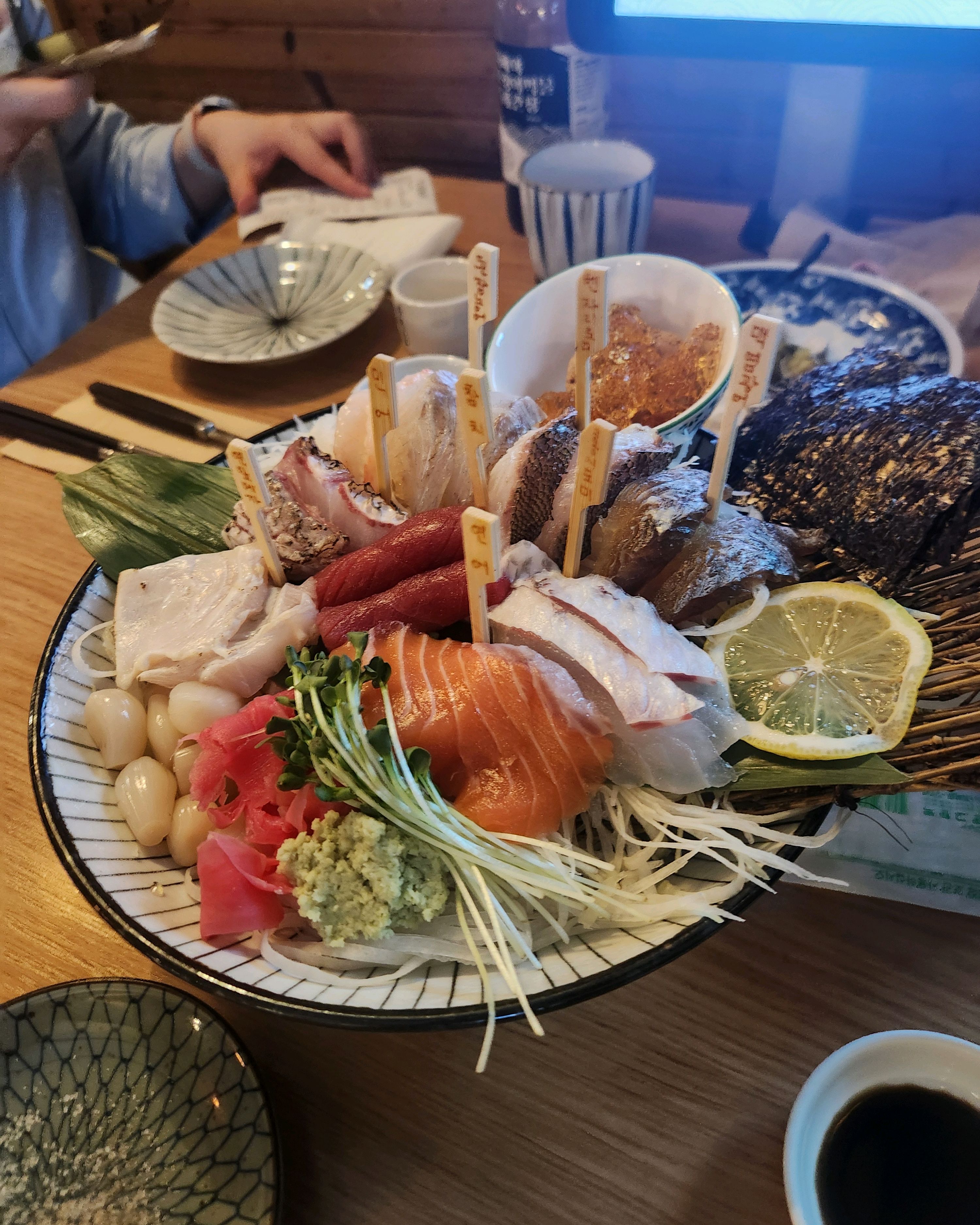 좌석 간격이 넓어서 많이 안시끄럽고 - 인천 맛집 숙성회 전문점 다해야