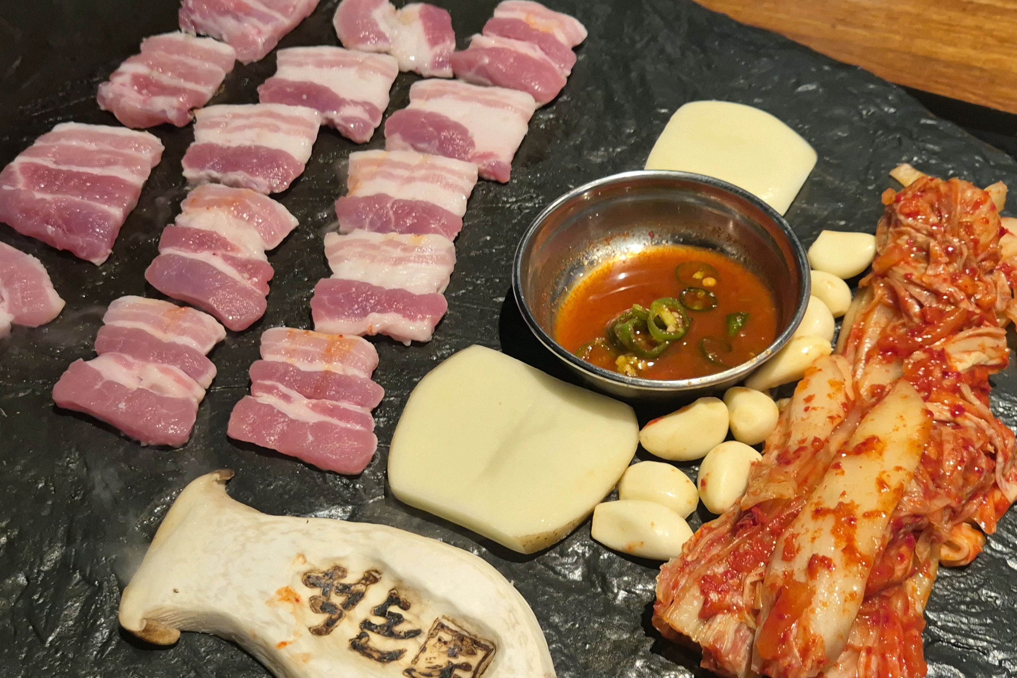 늦은 시간에도 돌판을 먹을 수 있는 주안 고기 맛집이에요! - 인천 맛집 석돈