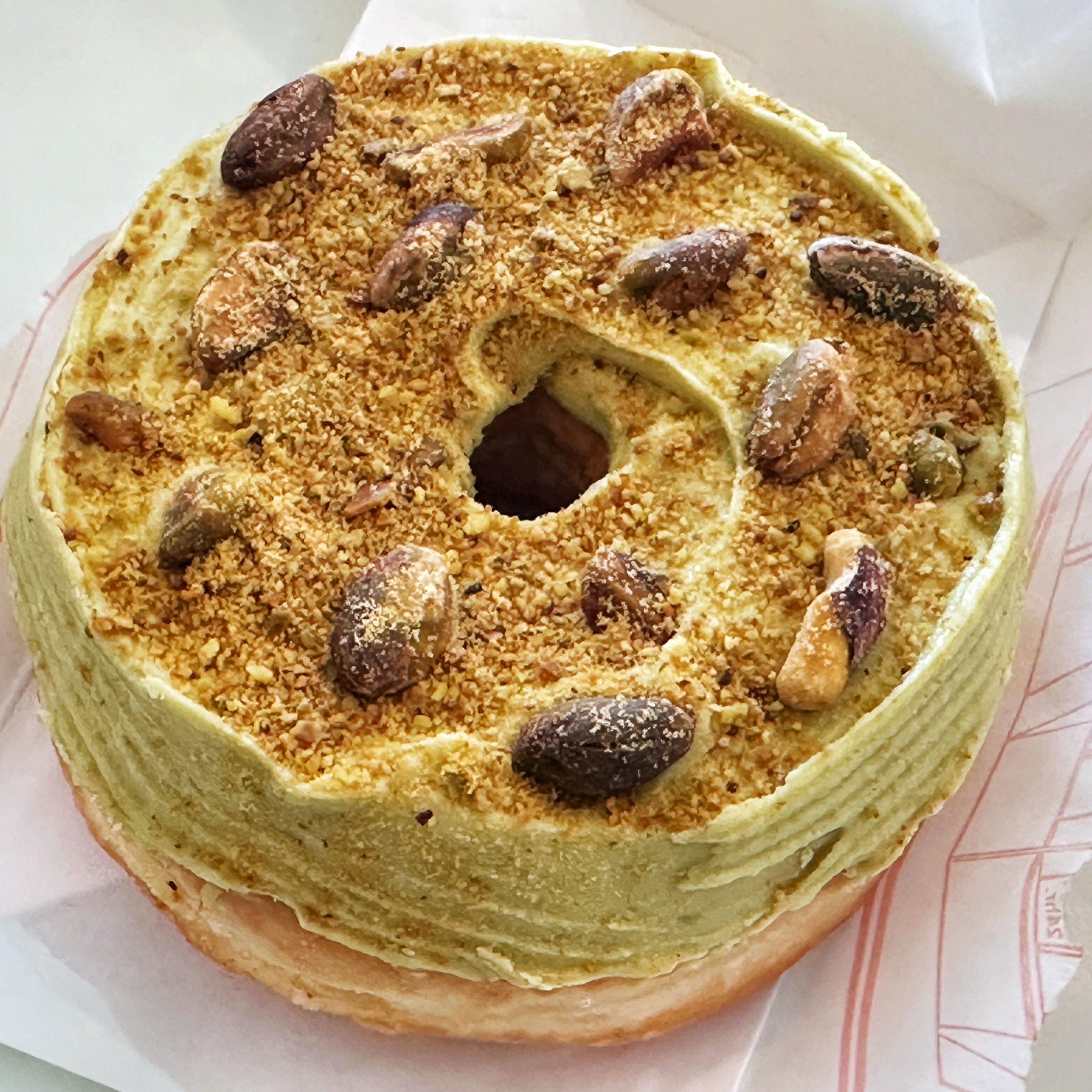 바다뷰에 테이블도 넉넉한 편이예요 비가 많이 오는 날이었지만 피스타치오 가나슈 도넛에 아메