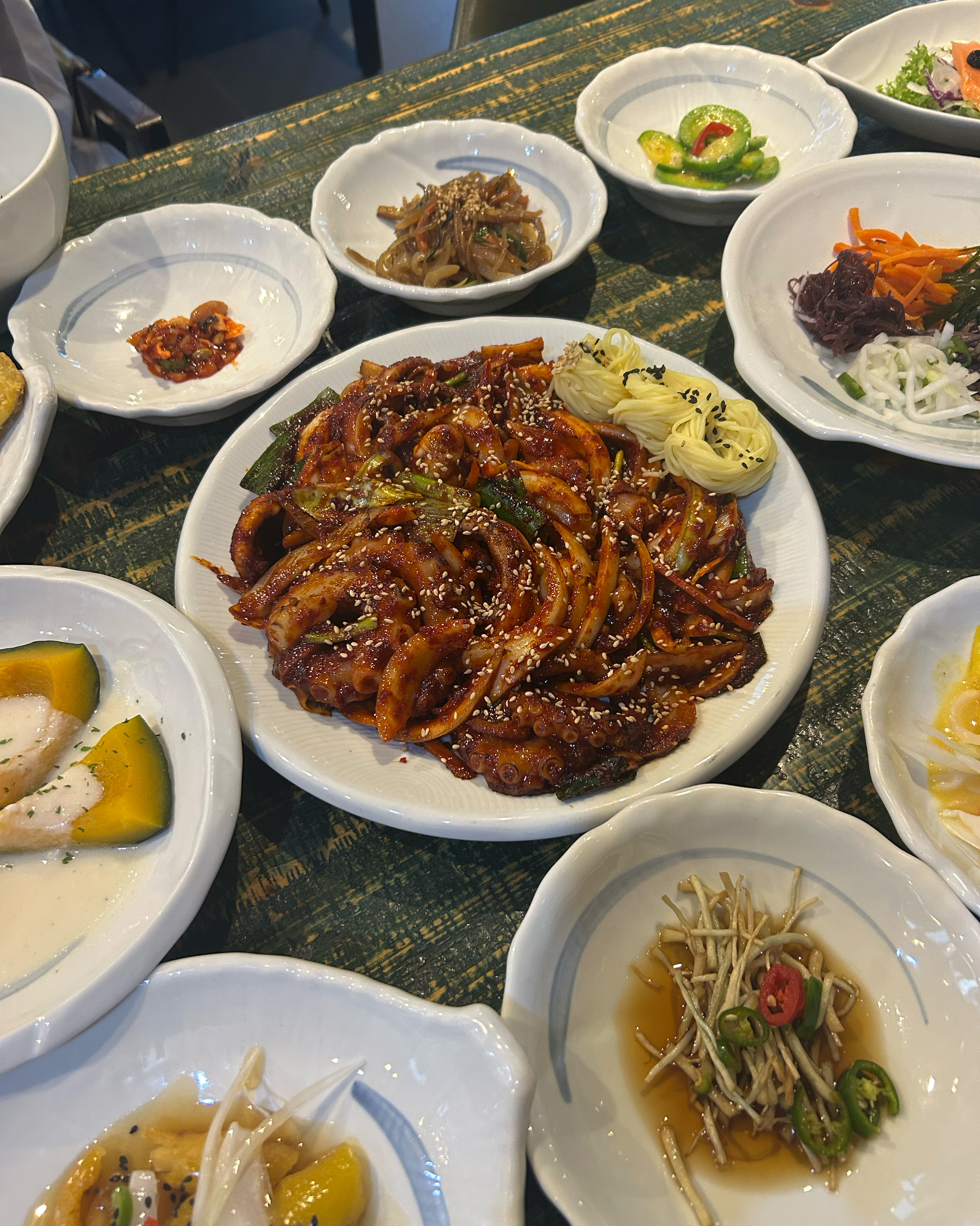 주말 저녁인데 다행히 웨이팅없이 들어왔어요! 밑반찬도 다 맛있고 깔끔하게 나와서 가족외식하