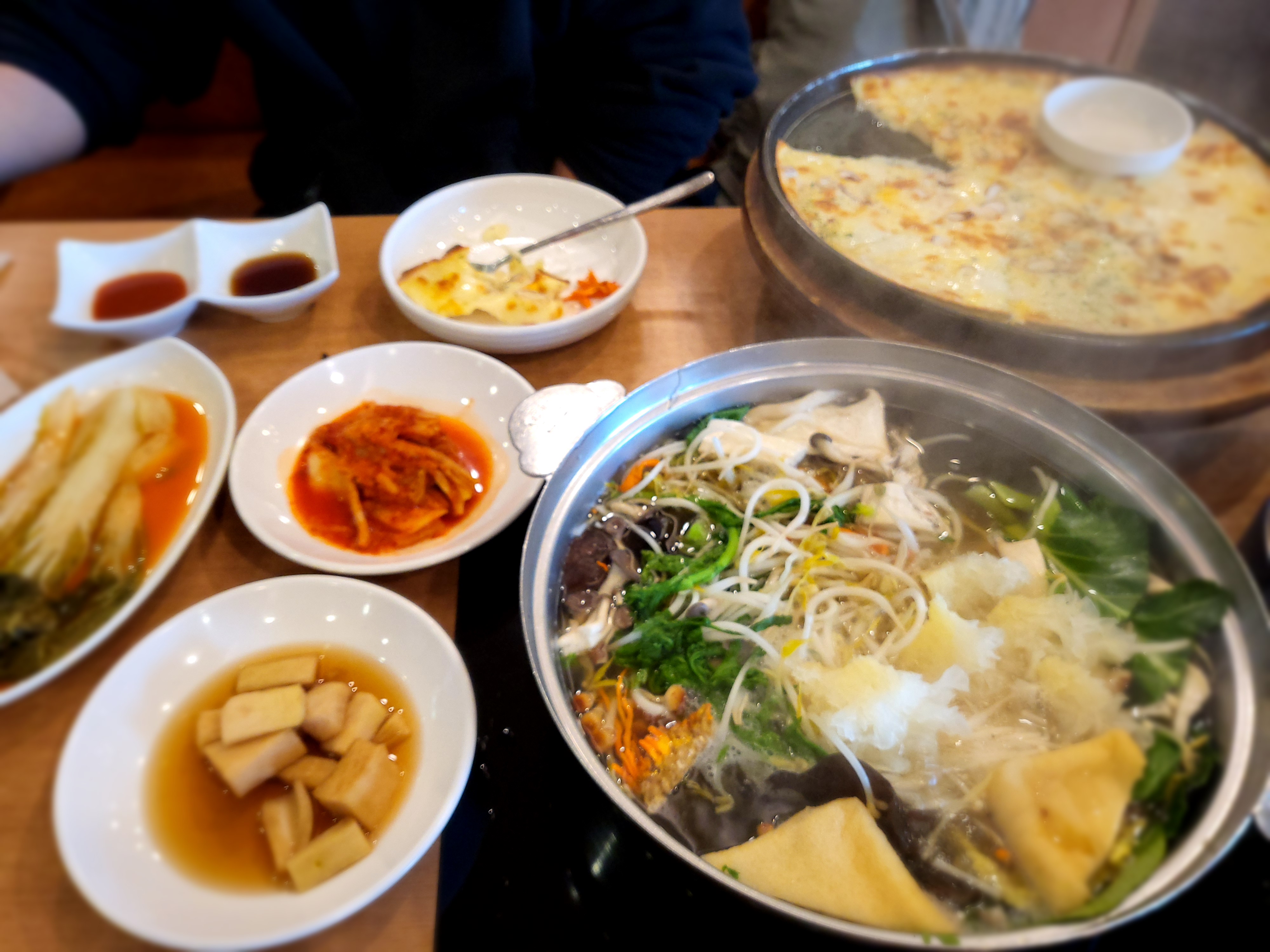 피자가 있어서 아이랑 먹기에도 좋은 메뉴 구성이네요~육수도 깔끔한 맛이라 맛있어요👍👍👍 - 대전 맛집 유씨네부엌